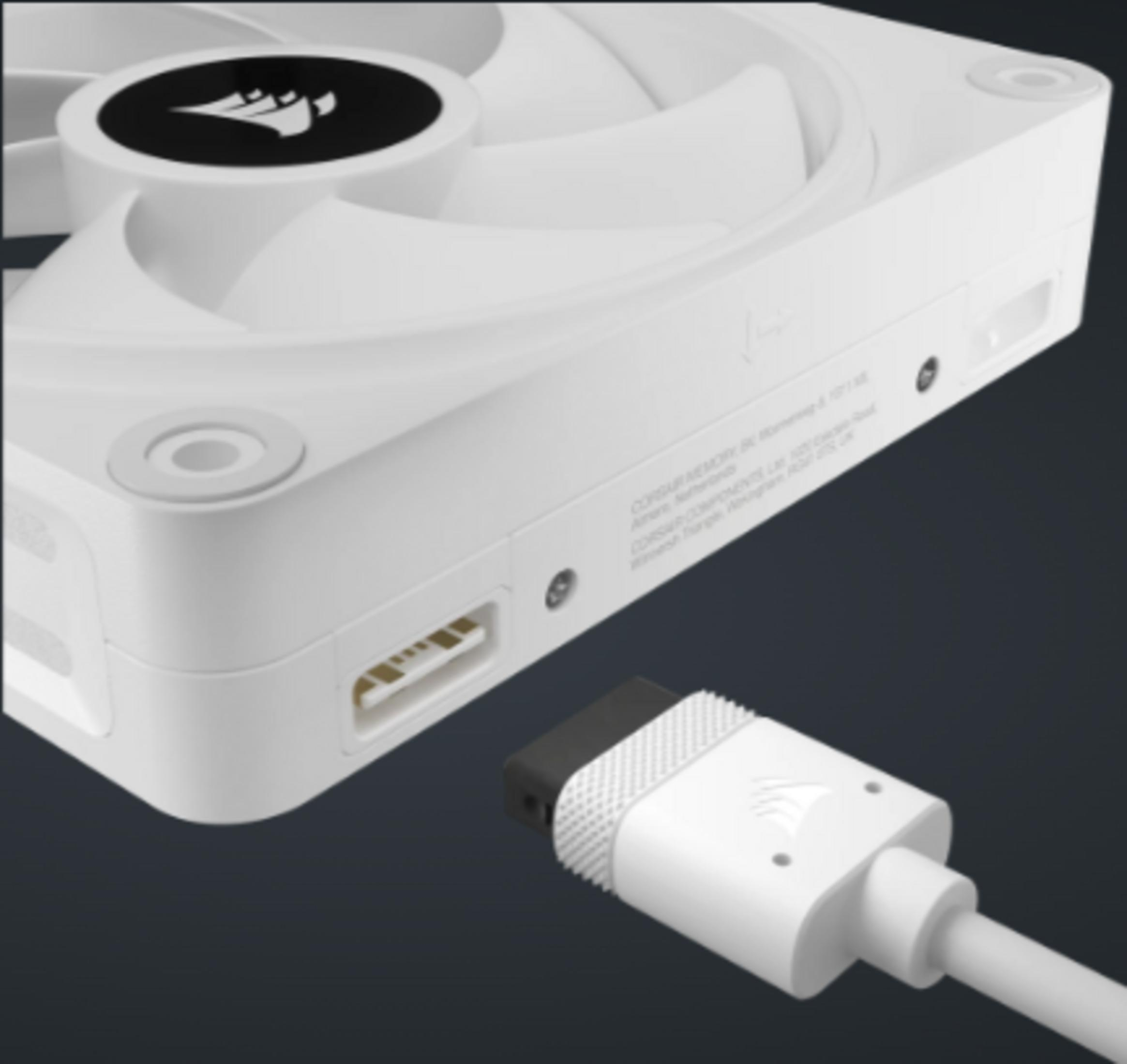 Ein weißer Computerlüfter mit schwarzem Logo wird an ein weißes Kabel angeschlossen.