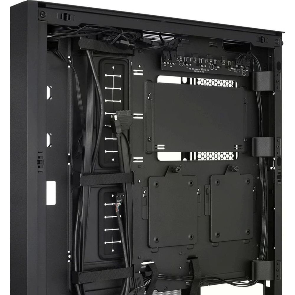 Tył czarnej obudowy komputera z zarządzaniem kablami i zatokami na dyski.