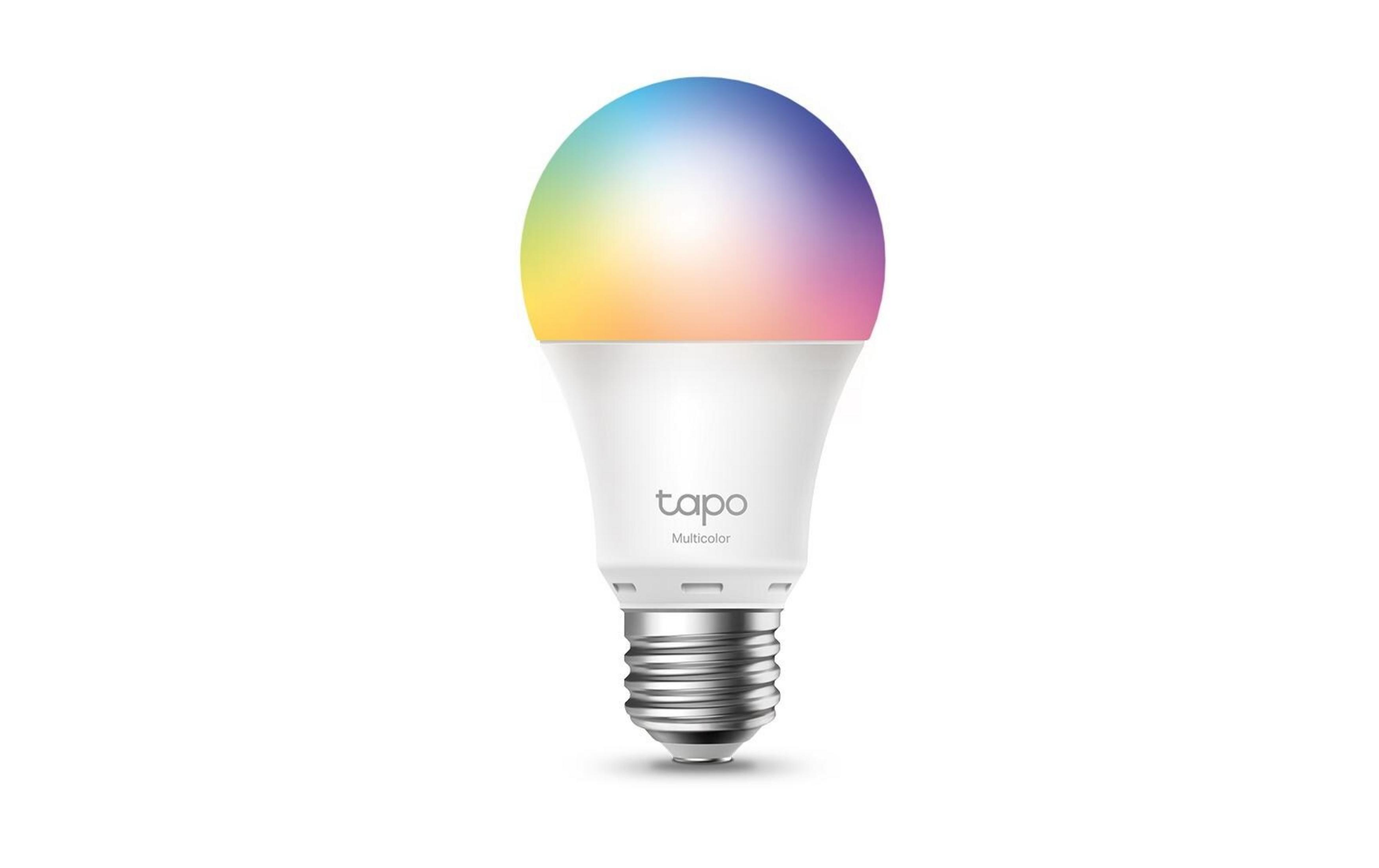 Una bombilla blanca Tapo con iluminación multicolor sobre un fondo blanco.