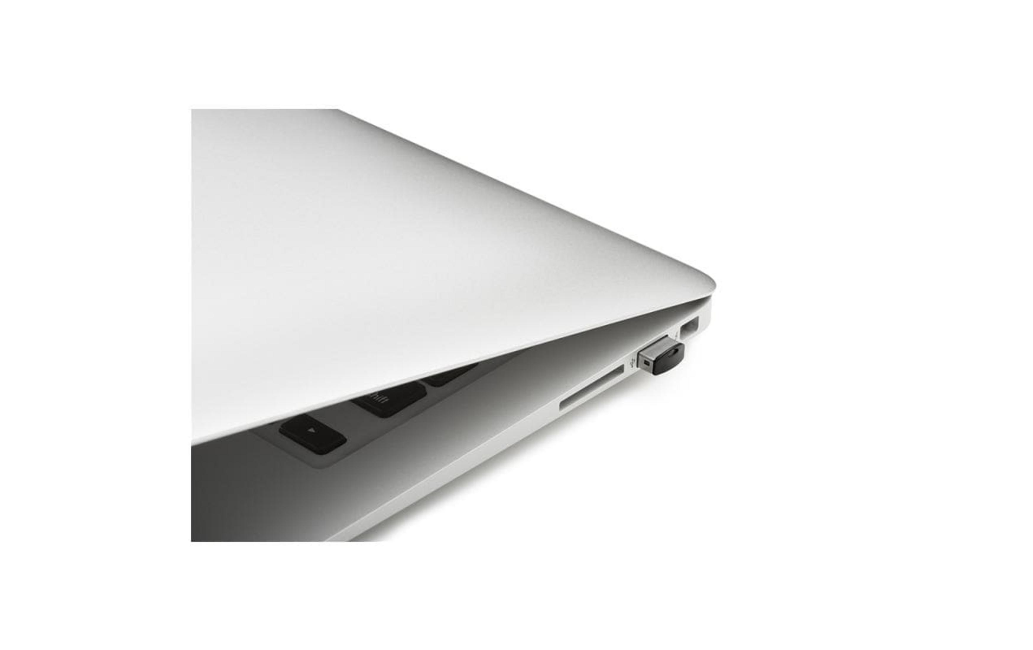 Pendrive podłączony do laptopa. Klawiatura widoczna.