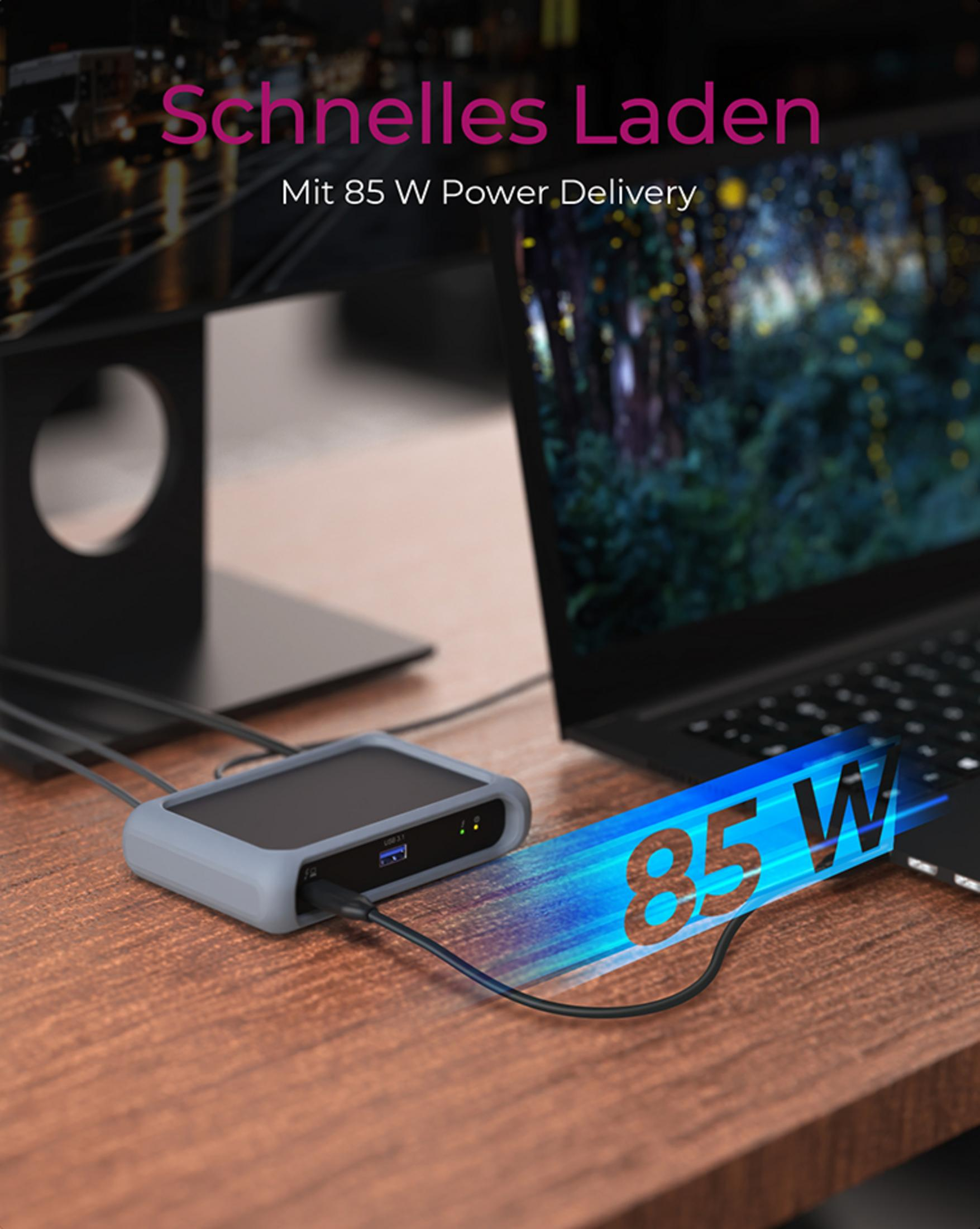 Ein graues USB-C-Hub mit angeschlossenem Kabel auf einem Holztisch. Die Aufschrift 85 W ist leuchtend blau.