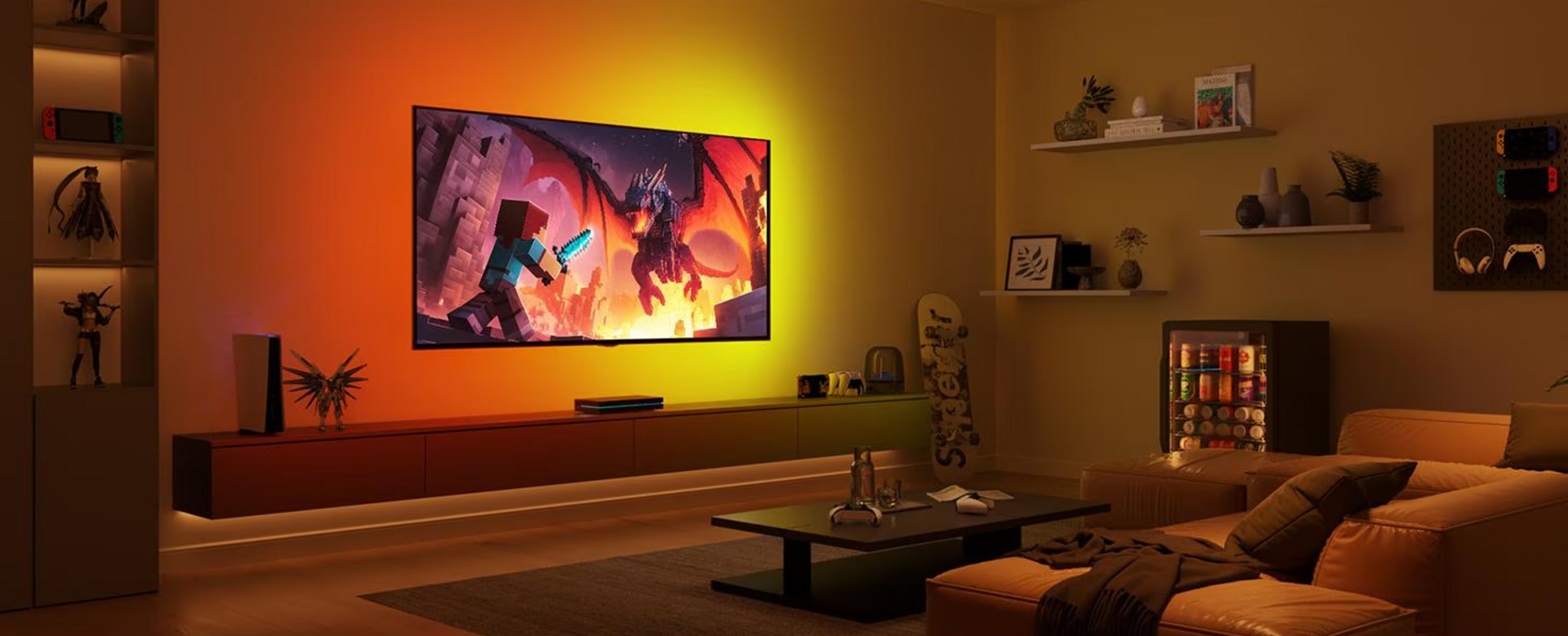 Un personaggio di Minecraft combatte un drago, davanti a una TV illuminata da luce arancione-gialla.