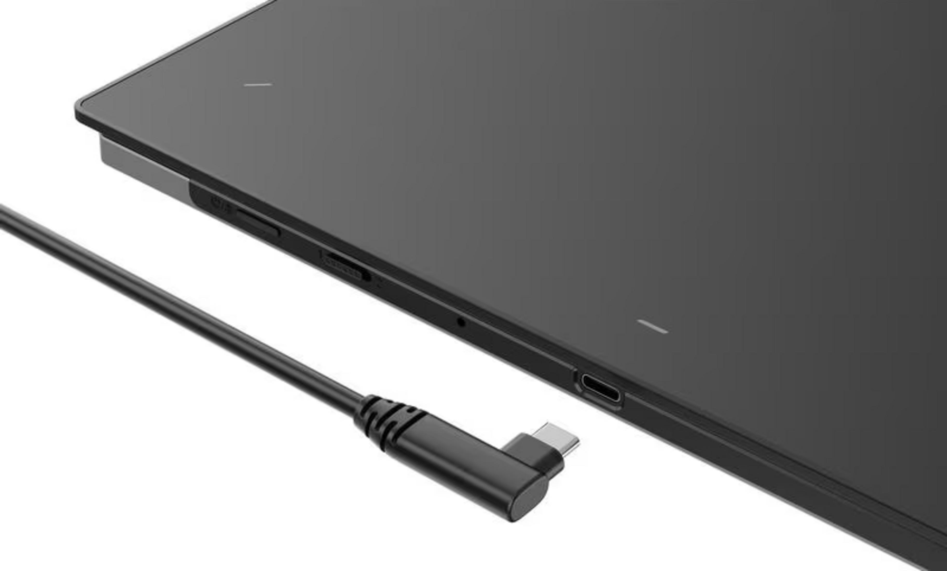 Un cavo USB-C nero con connettore a L giace accanto a un tablet nero.