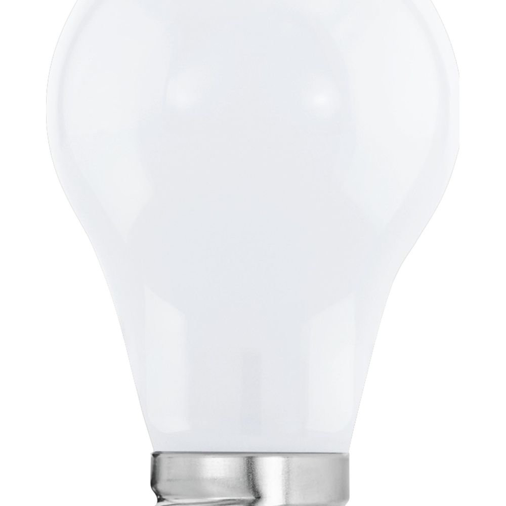 Una lampadina bianca con base argentata su sfondo bianco.