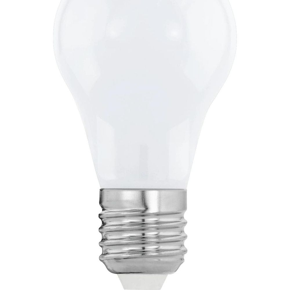 Una lampadina bianca con base a vite argentata su sfondo bianco.