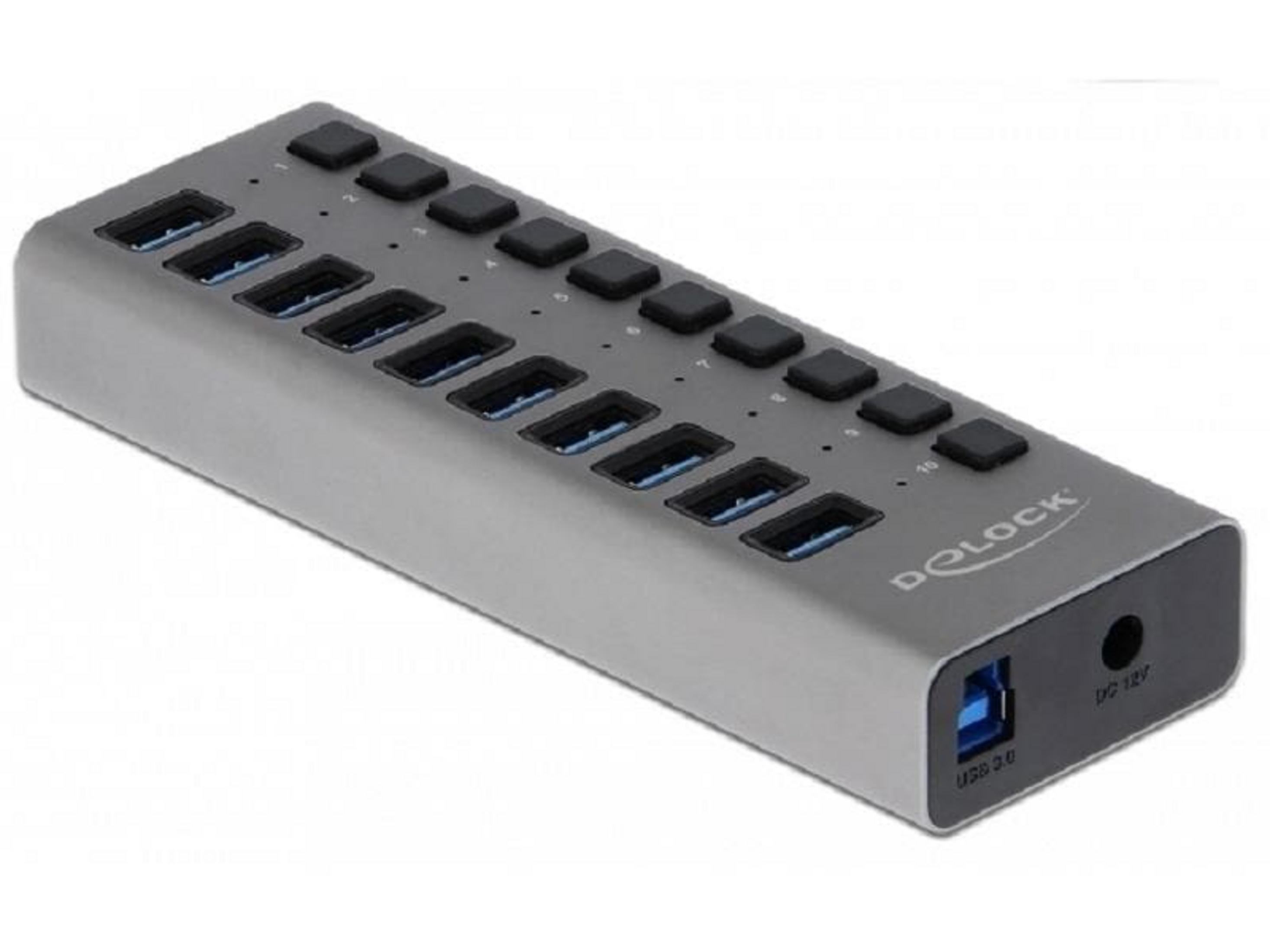 Hub USB grigio con 10 porte e ingresso adattatore di alimentazione.