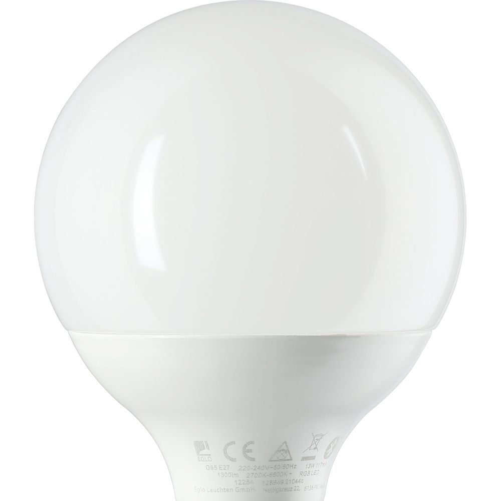 Una bombilla LED blanca y esférica con información en su base.
