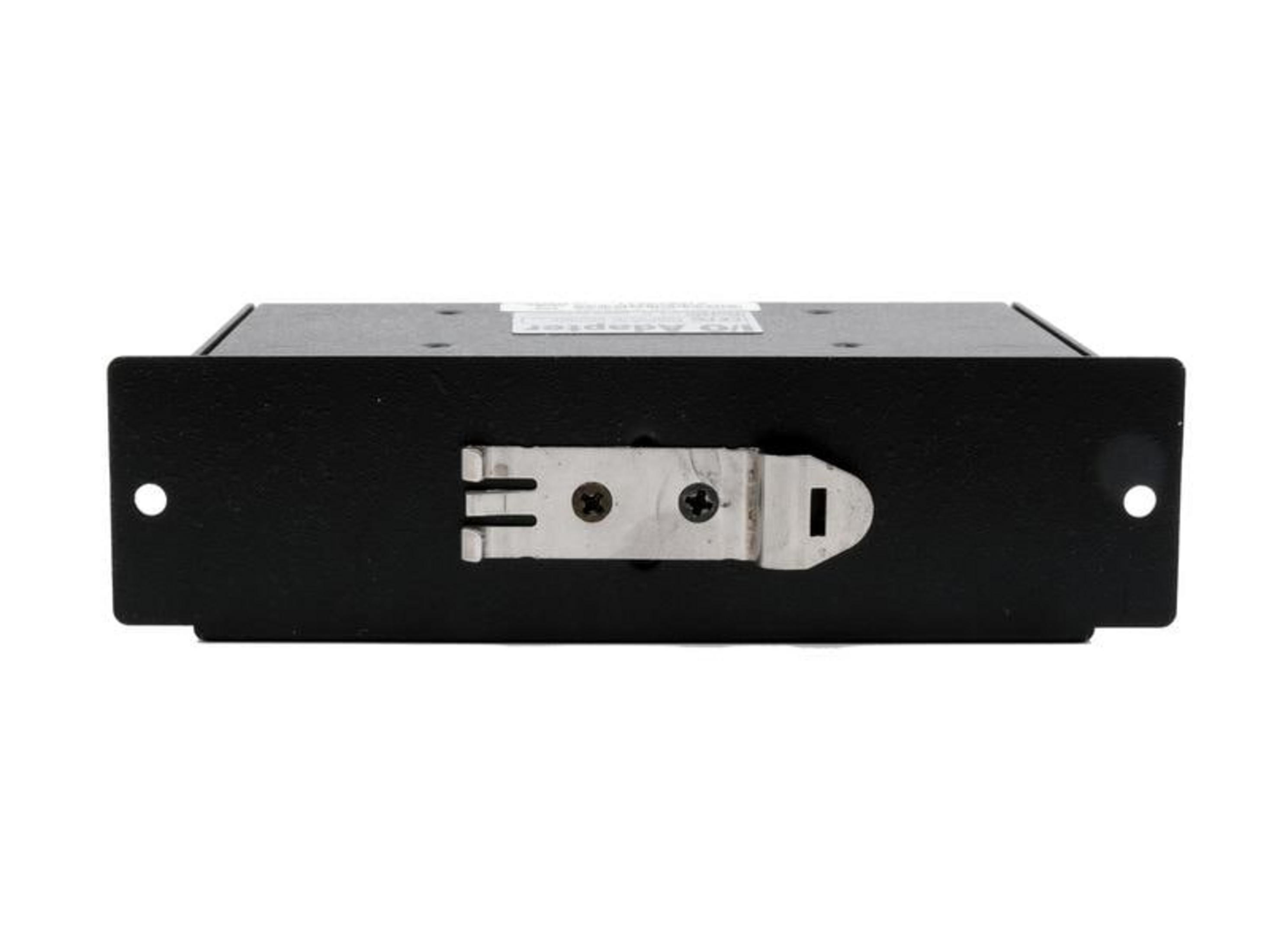 Alloggiamento adattatore I/O nero con staffa e viti argentate.