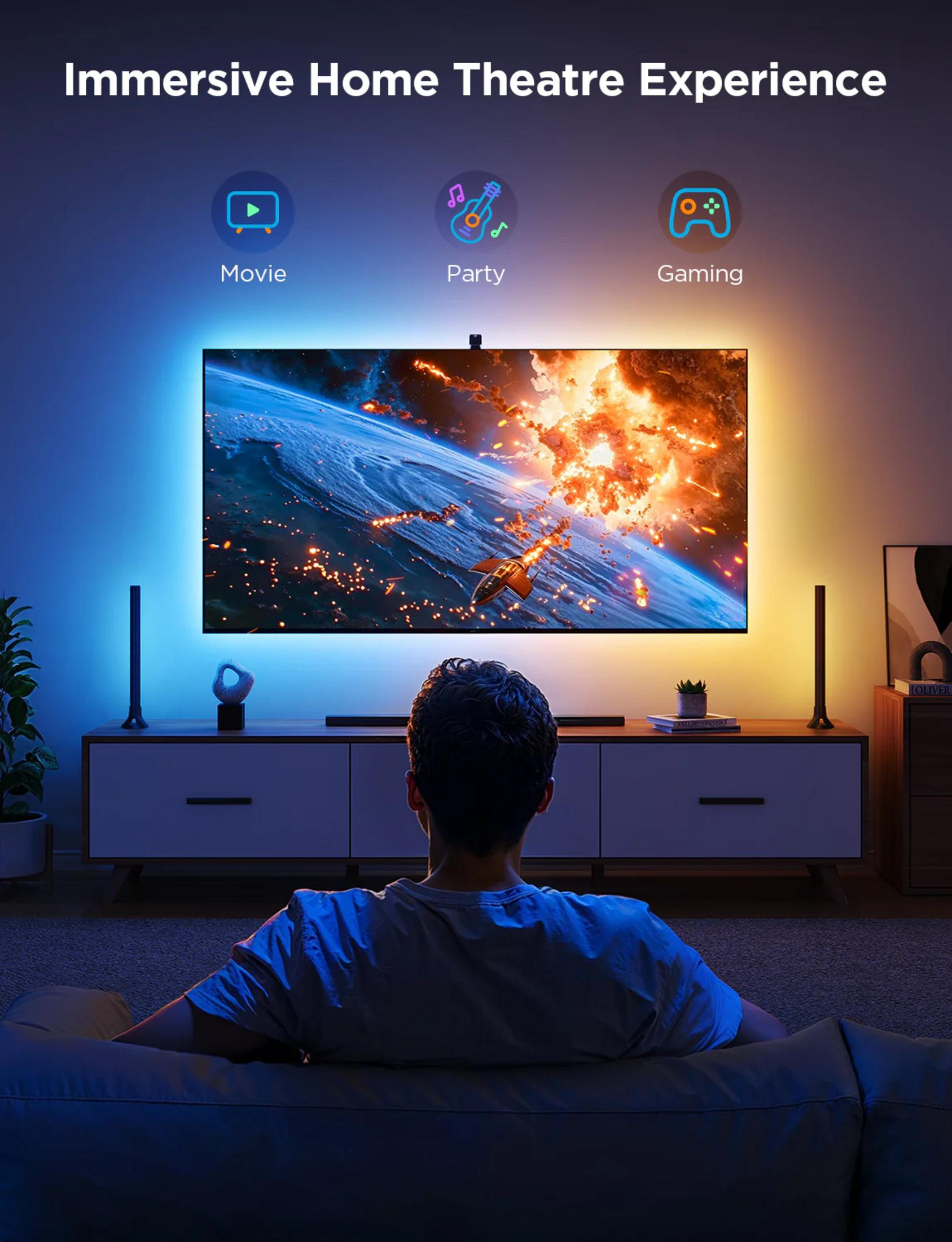 Adam, mavi ve sarı ışıklarla aydınlatılmış TV'de uzay aksiyonu izliyor. Ev sineması.