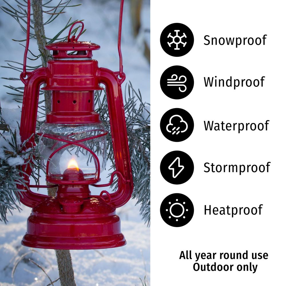 Lanterna rossa con fiamma nella neve, con icone per protezione neve, vento, acqua, tempesta.