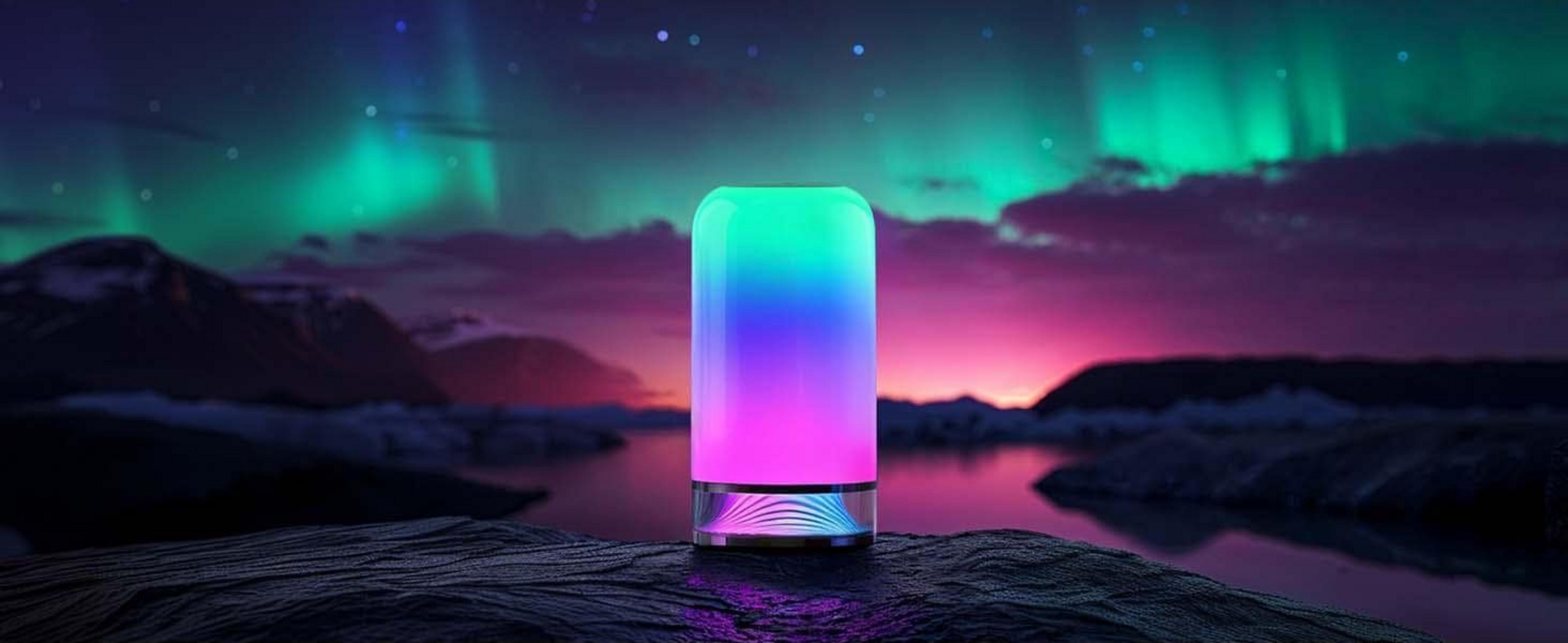 Une lampe dégradée repose sur un rocher devant une scène d'aurores boréales.