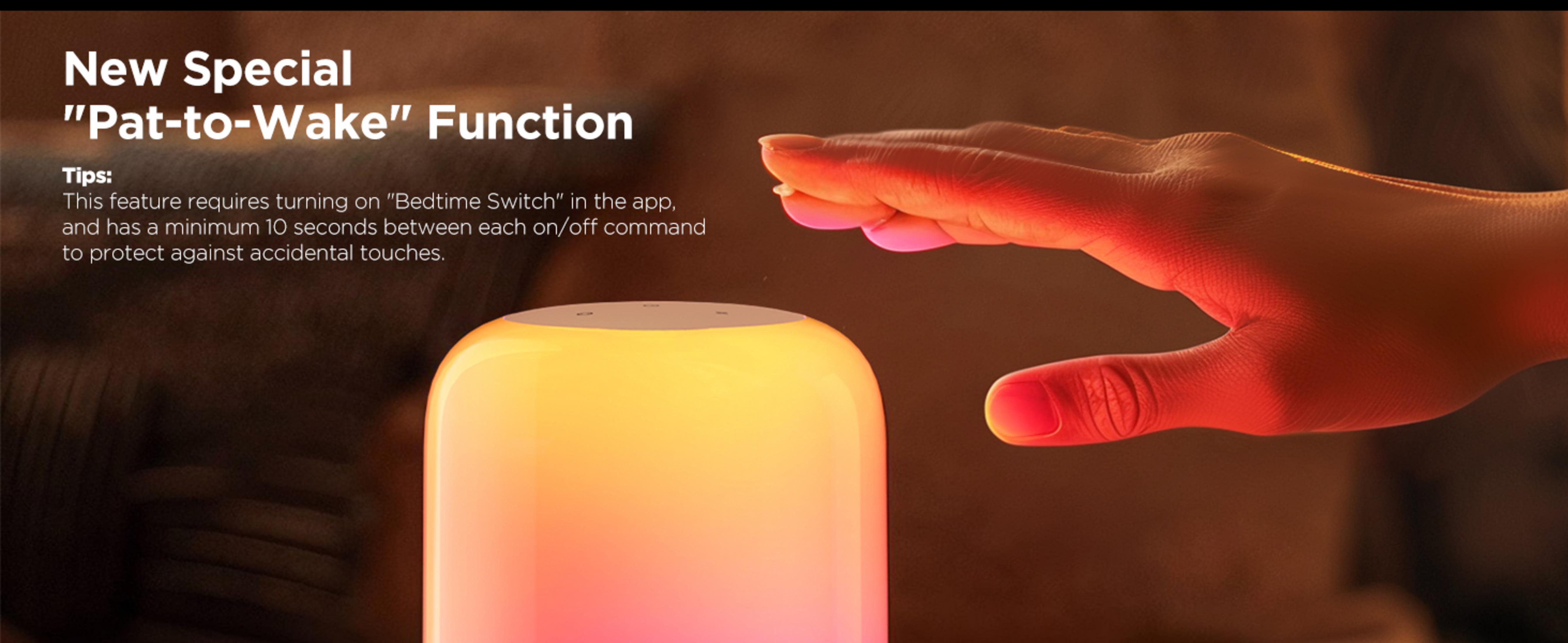 Une main s'approche d'une lampe colorée avec le texte "Pat-to-Wake".
