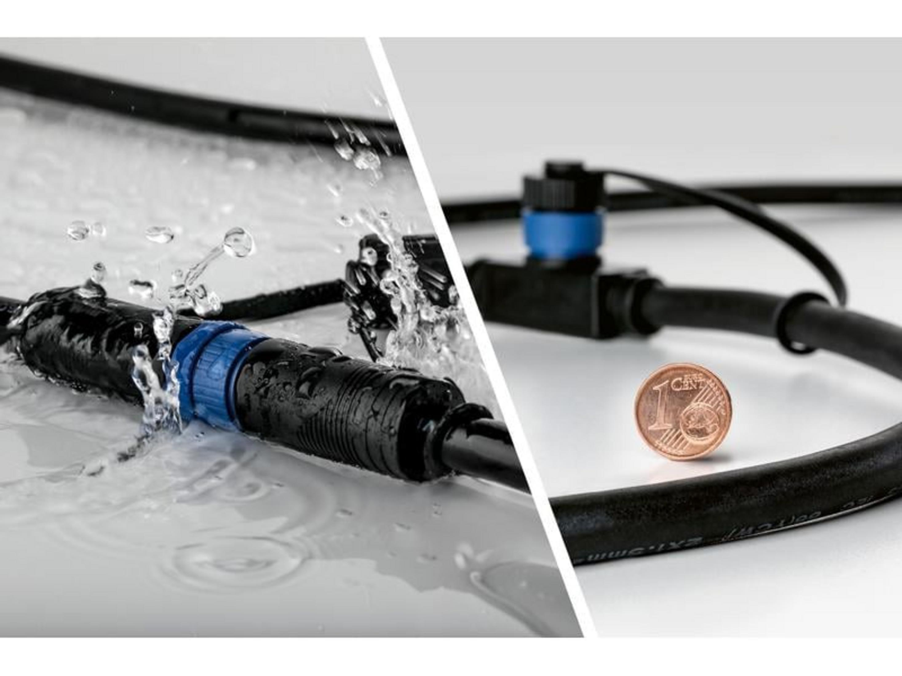 Czarny złącznik zamaka się, obok kabel z monetą.