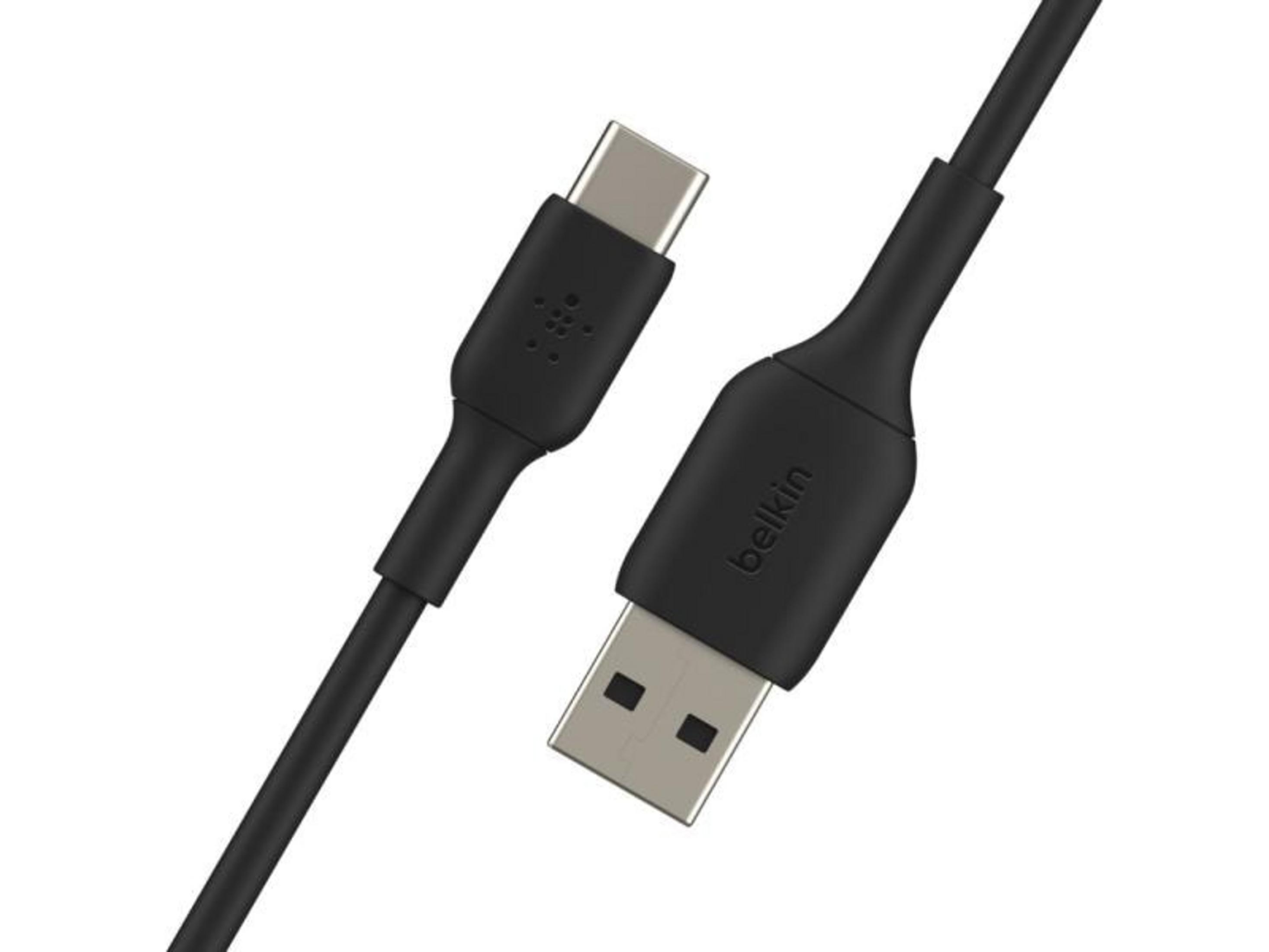 Un cavo da USB-C a USB-A nero con logo Belkin su sfondo bianco.