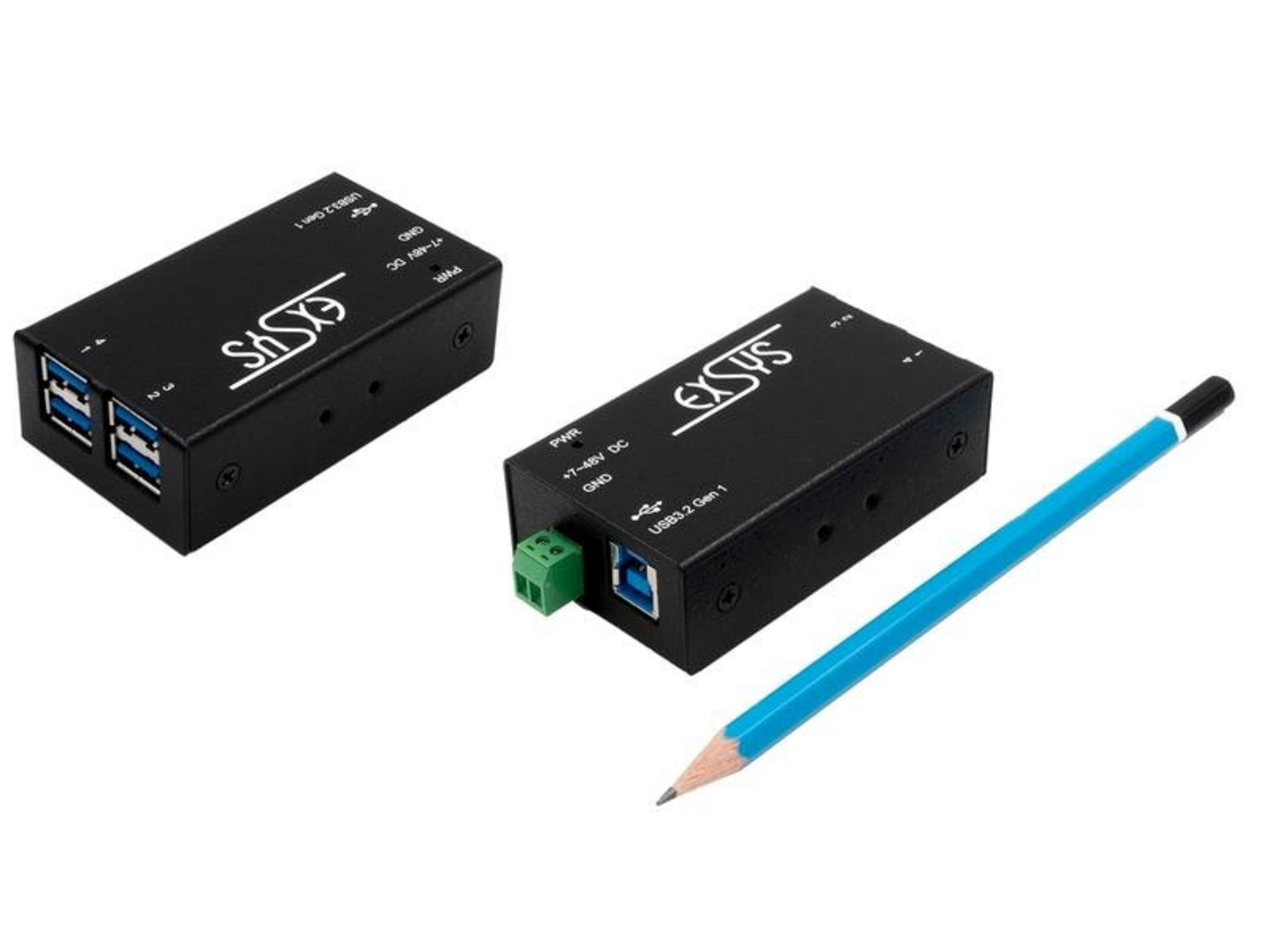 Due convertitori EXSYS USB 3.2 Gen 1 neri. Una matita blu a destra.