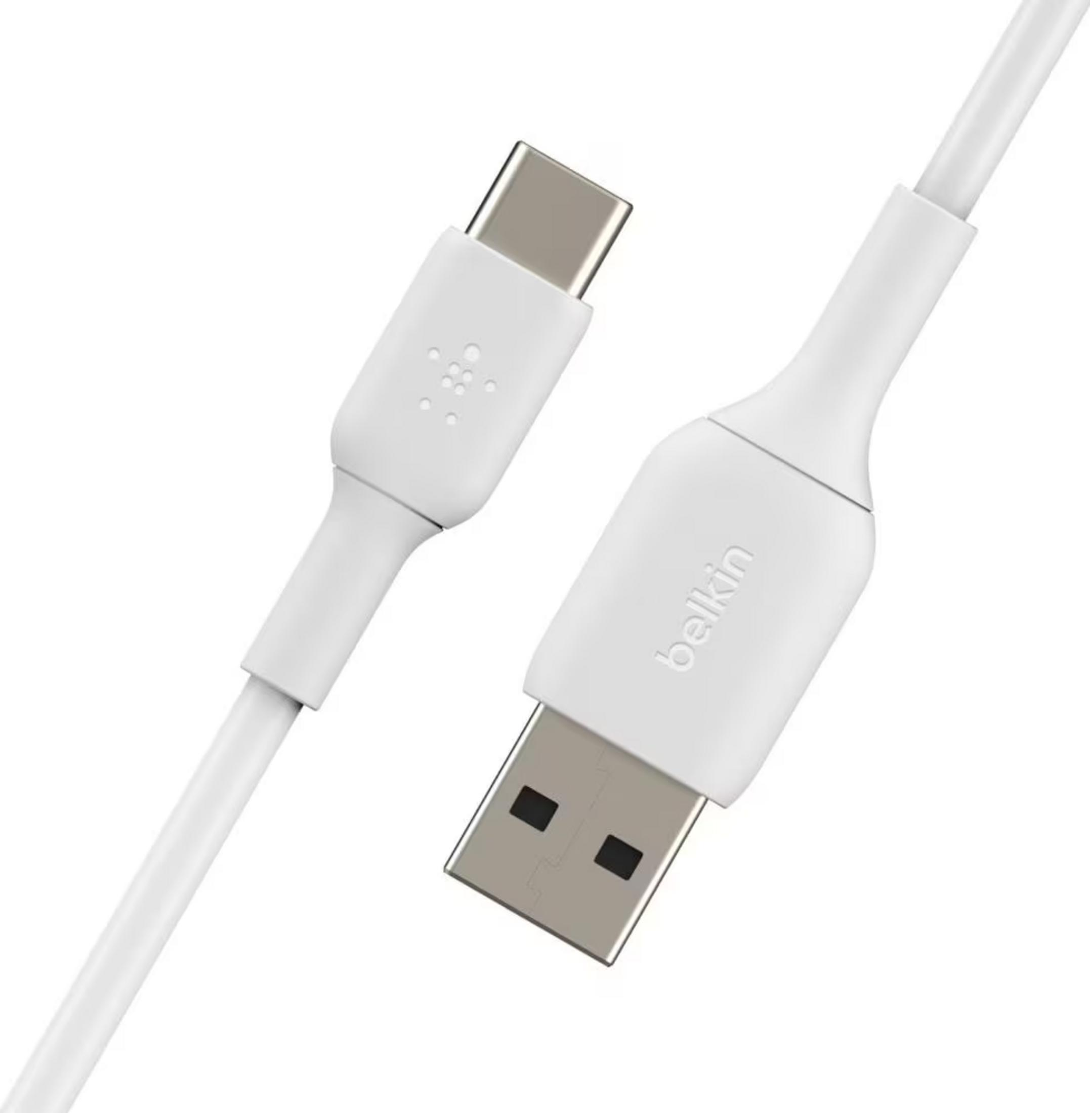 Un cavo Belkin da USB-C a USB-A bianco con connettori placcati argento.