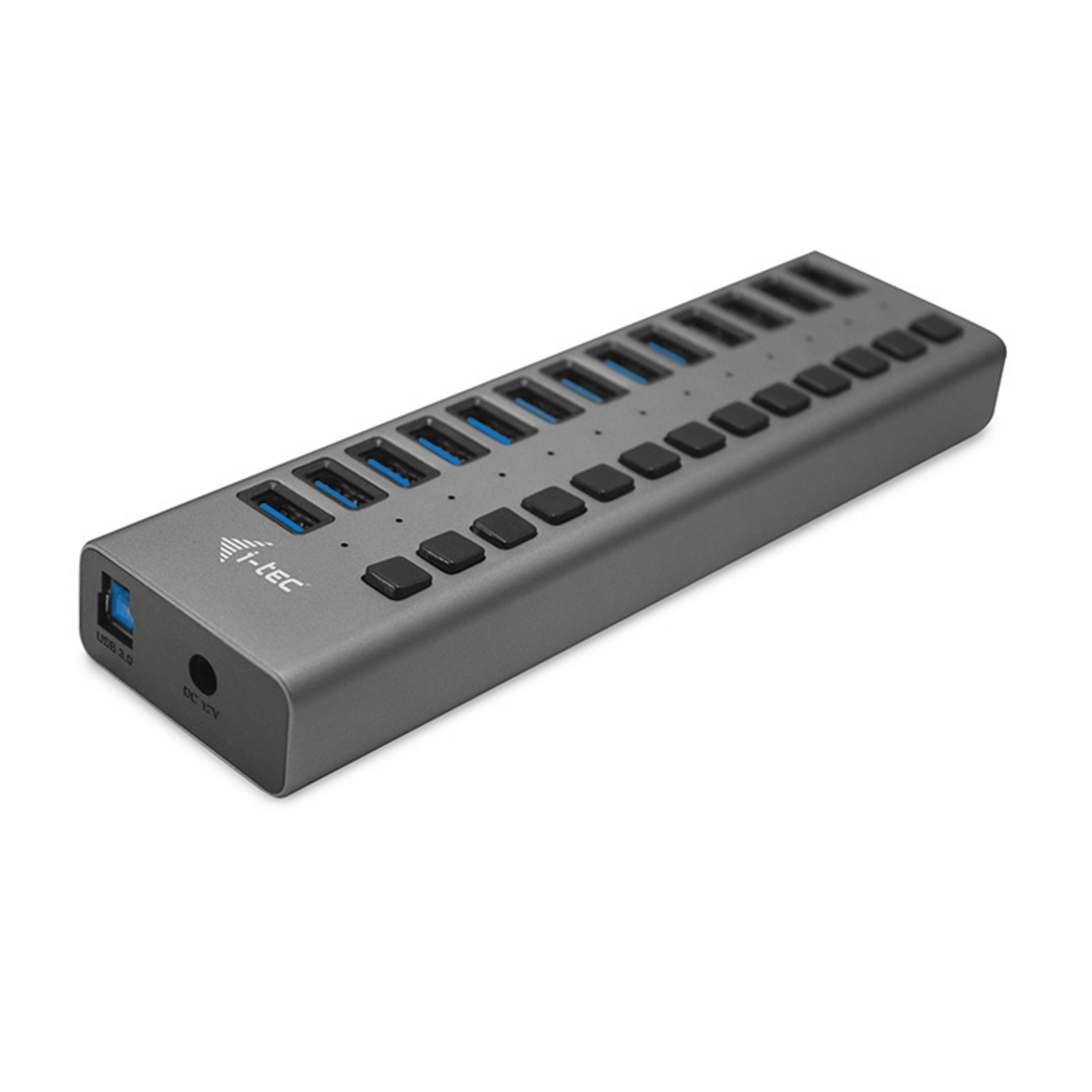 Un hub USB grigio con più porte e interruttori.