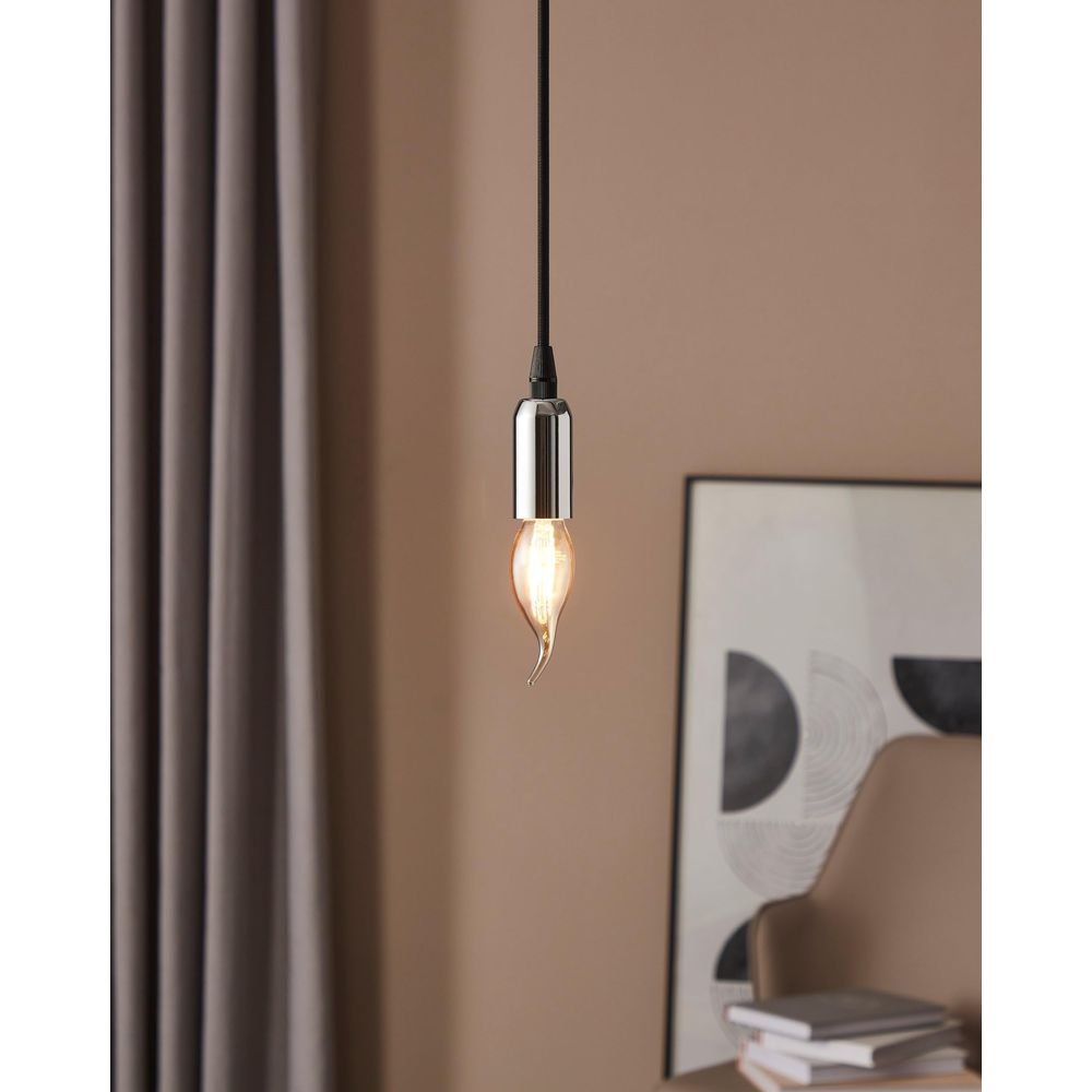 Eine einzelne Glühbirne mit Flammenform hängt von einem schwarzen Kabel.