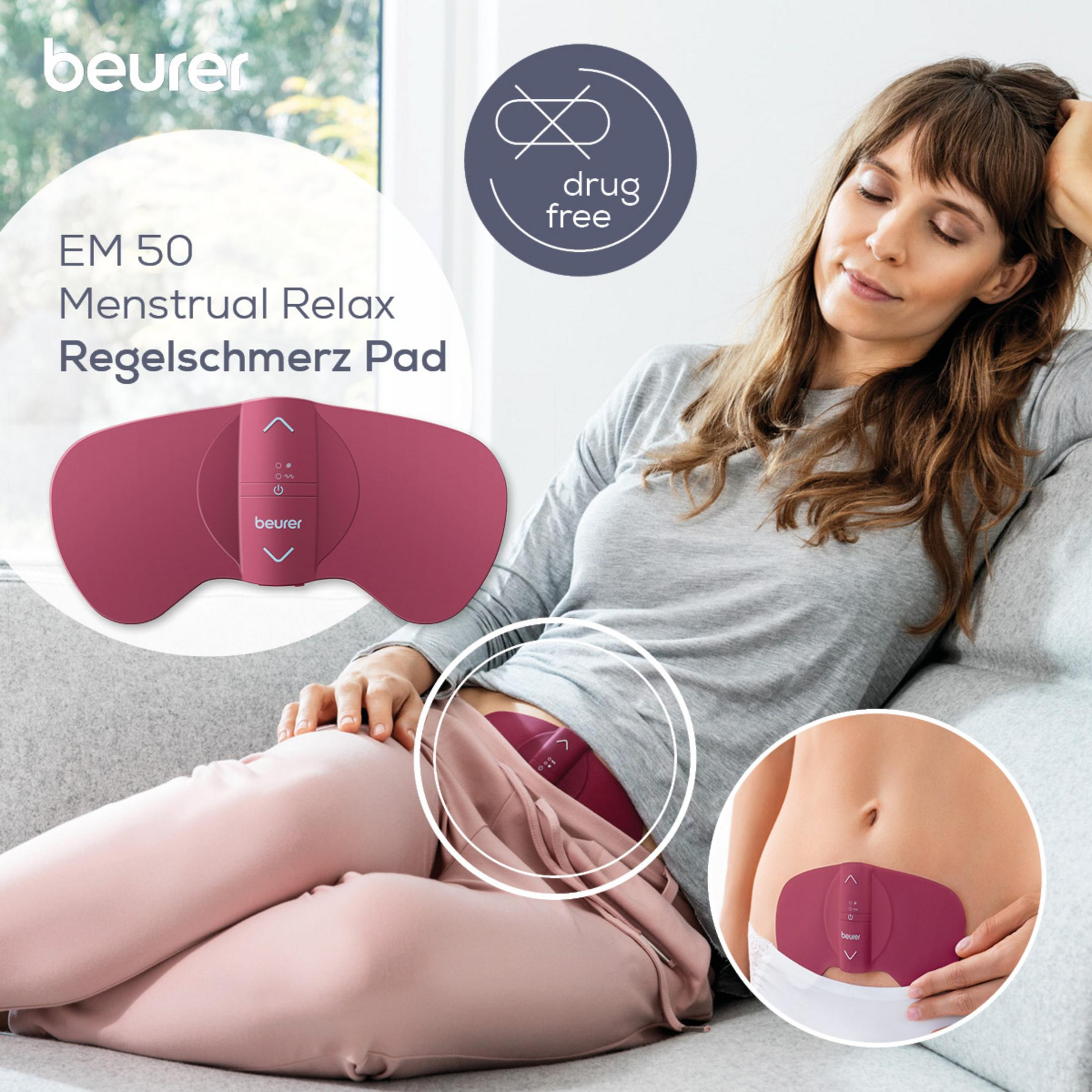 Una donna si rilassa sul divano con un pad Beurer EM 50 viola.