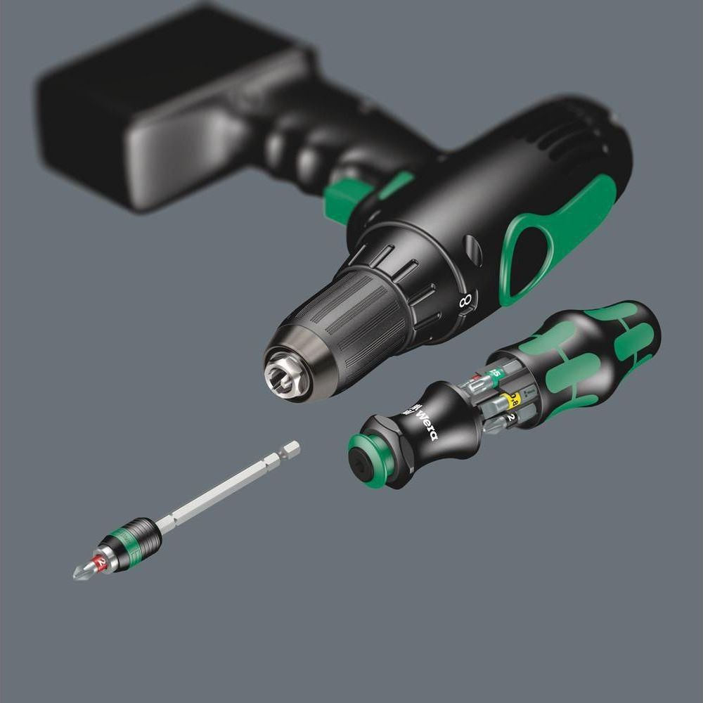 Trapano a batteria nero con accenti verdi, punta e manico.