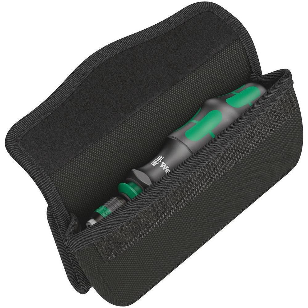 Una custodia nera contenente un cacciavite con manico verde.