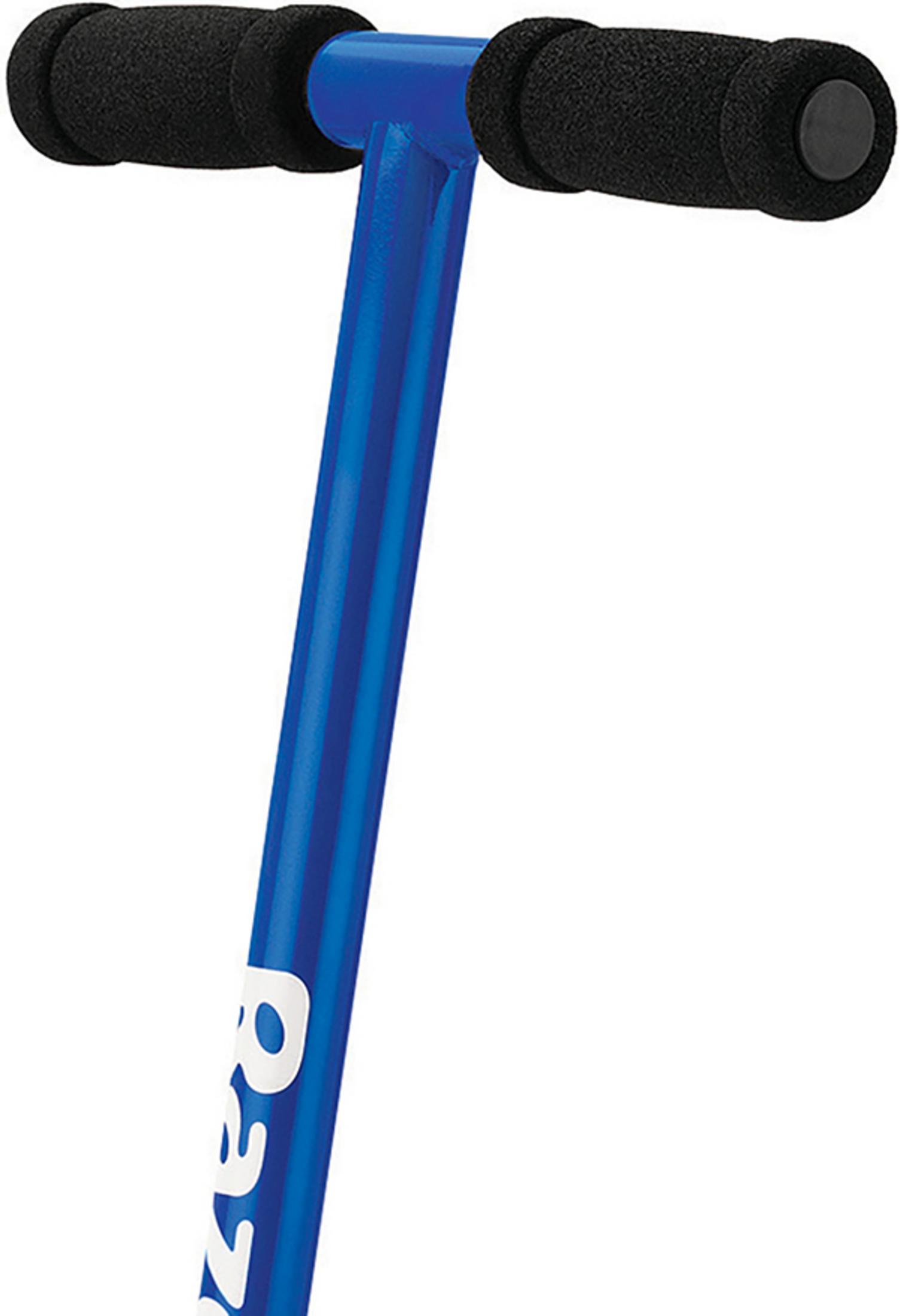 Blauer Rollerholm mit schwarzen Griffen und dem Logo "RAZOR".