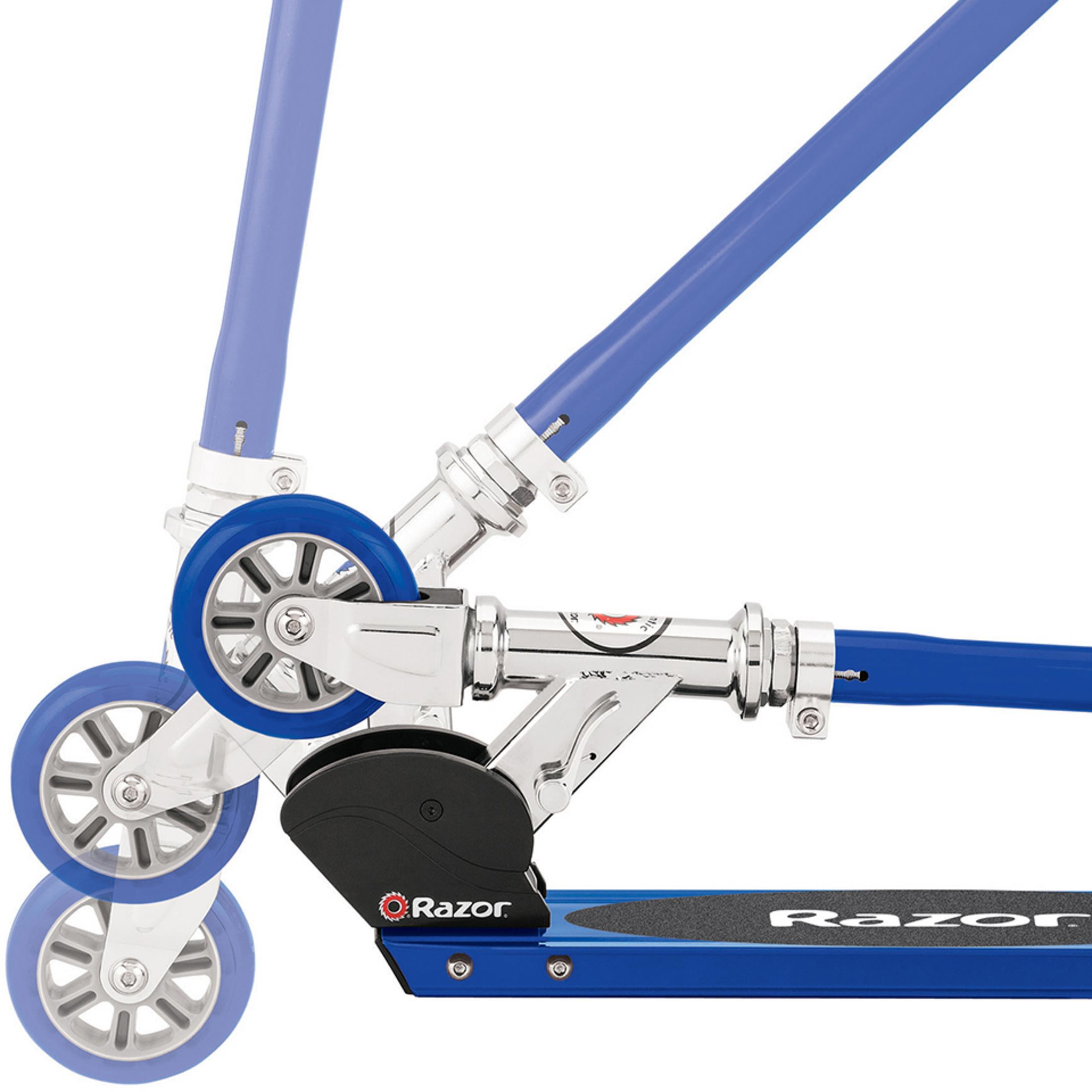 Blaues Dreirad-Rollerdetail mit Rädern, Lenker und Deck.