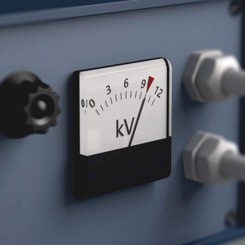 Ein Strommesser mit rotem Zeiger zeigt 9,5 kV auf einem blauen Bedienfeld.