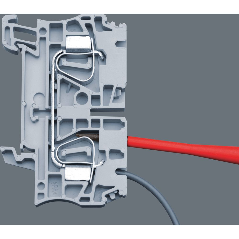 Grauer Klemmenblock mit silbernen Metallklemmen, rote und graue Kabel.