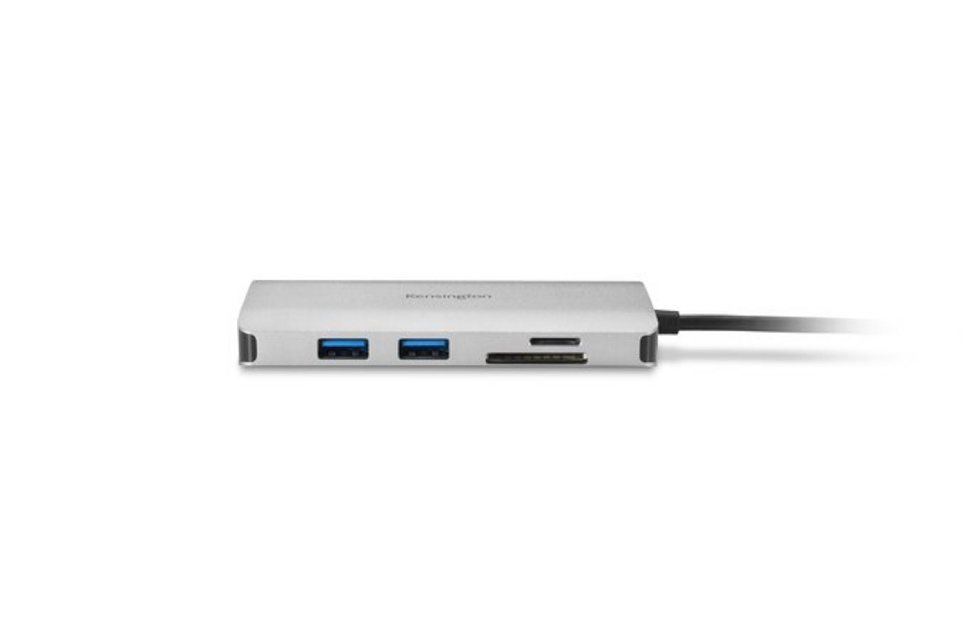 Un hub USB-C argento con due porte USB-A e lettore di schede.