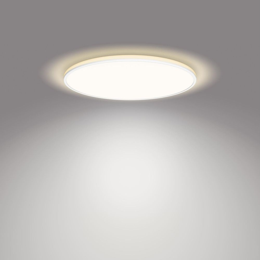 Un plafonnier rond avec une lumière blanche et une lueur vive.