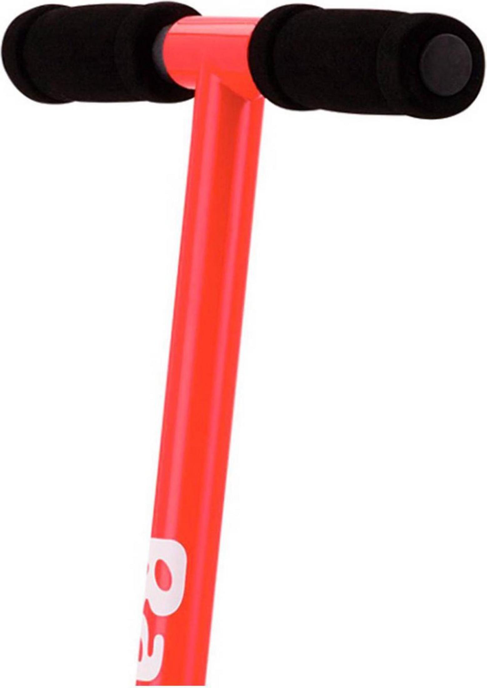 Roter Rollerlenker mit schwarzen Griffen und weißem Logo.