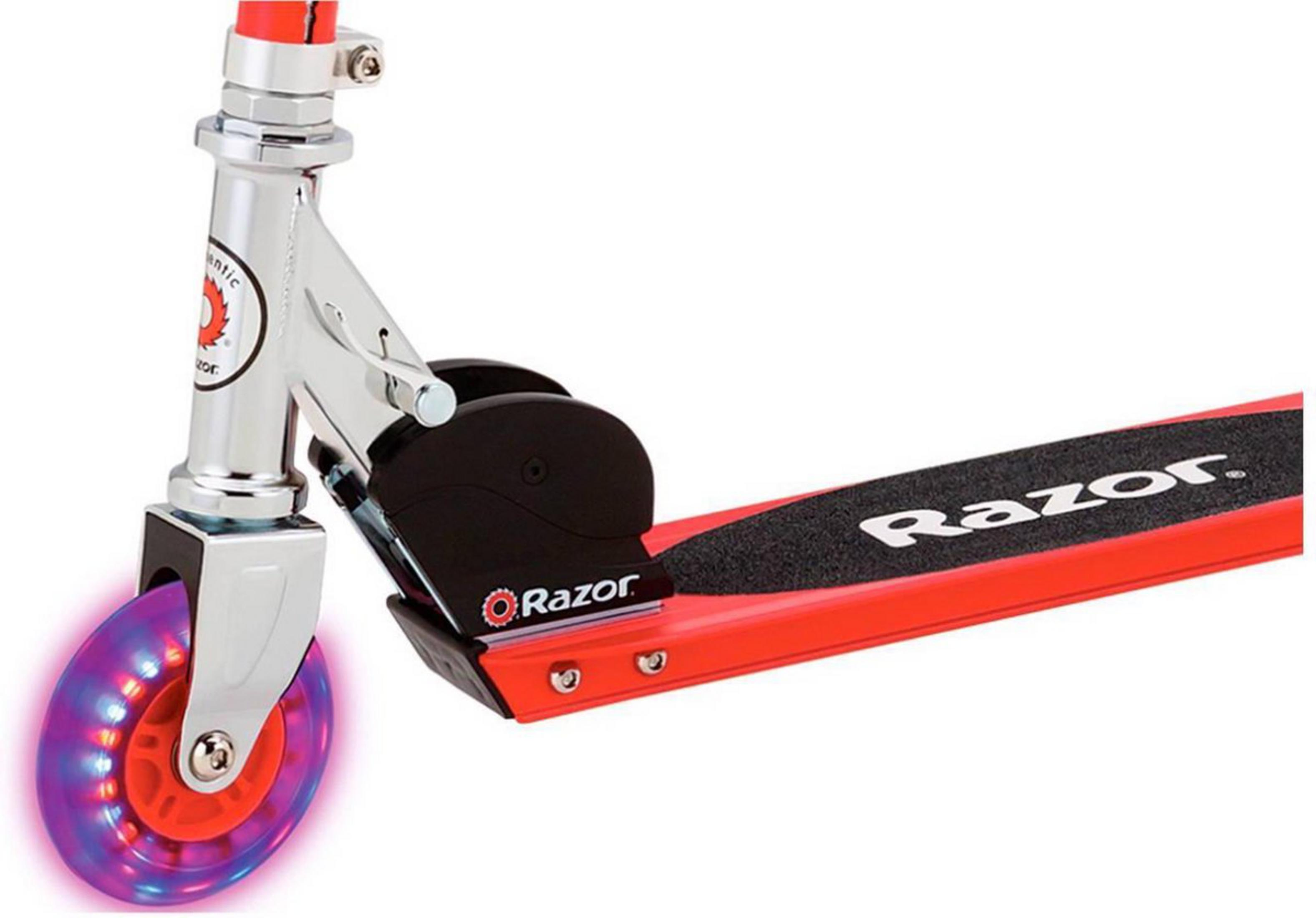 Ein roter Roller mit leuchtenden Rädern und dem Razor-Logo.