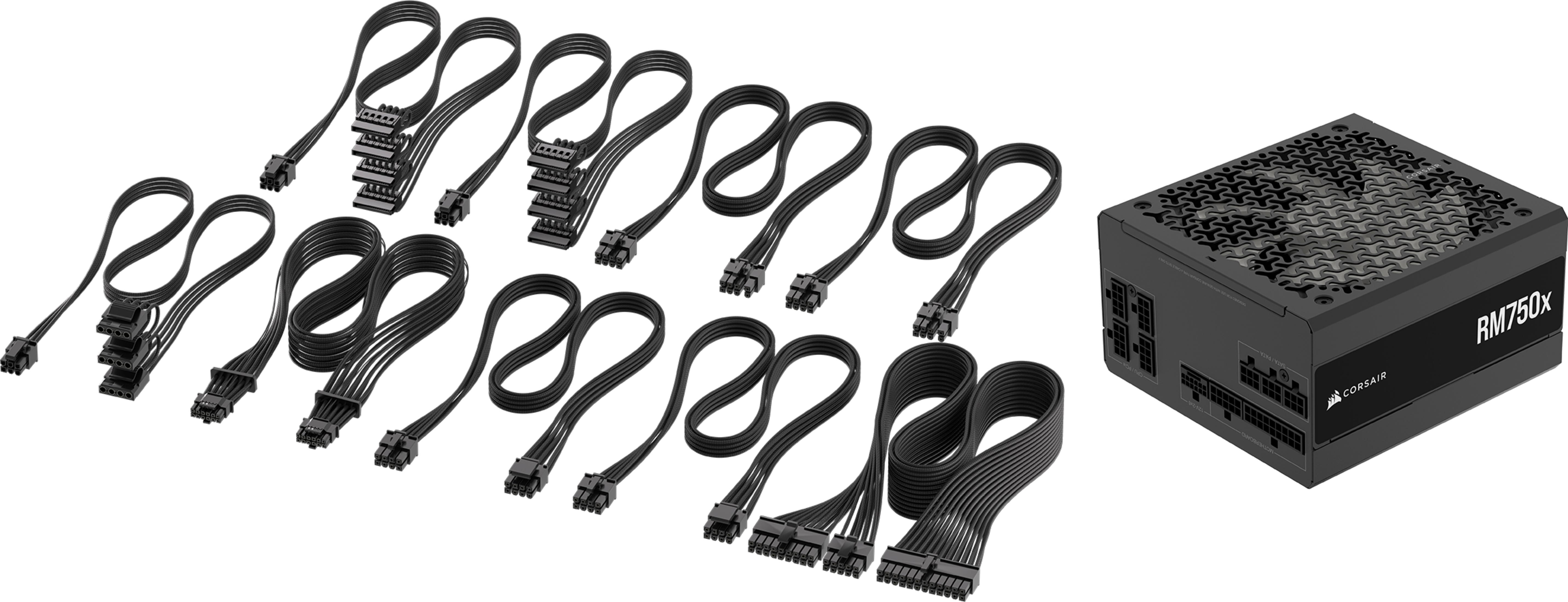 Czarny zasilacz i kable na białym tle.