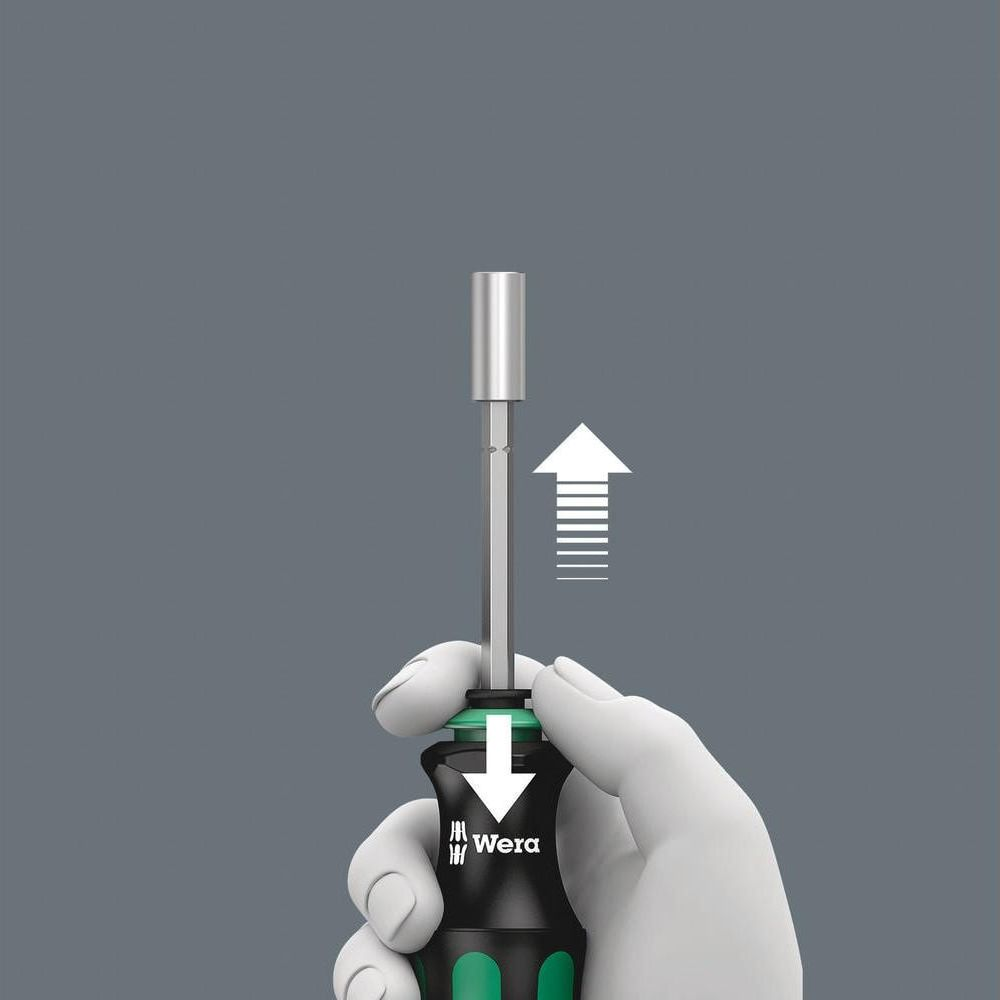 Dłoń trzyma wkrętak z srebrnym bitem, pokazujący strzałki w górę i w dół.