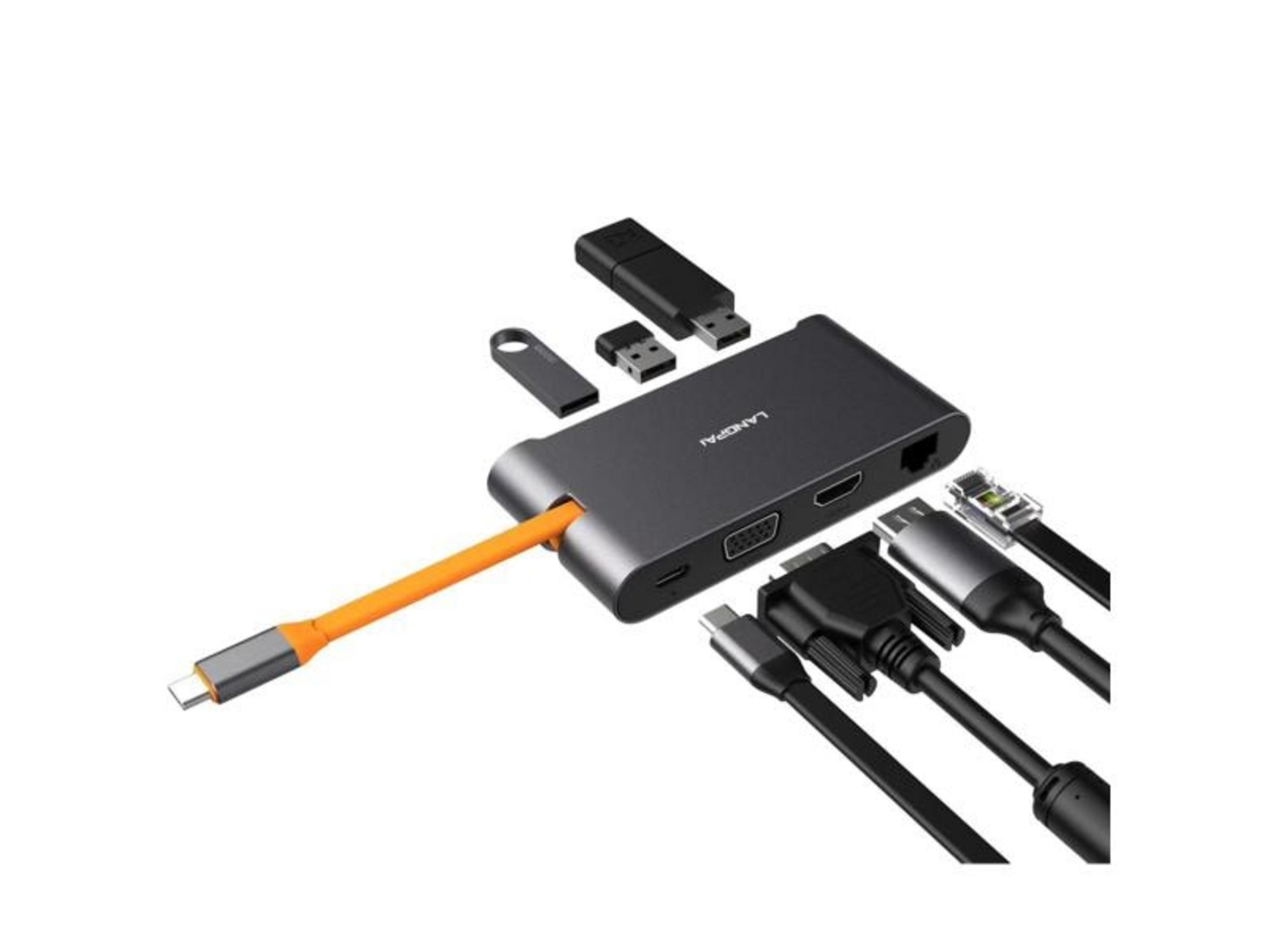 Hub USB-C grigio con cavo arancione, HDMI, VGA, Ethernet e chiavette USB.