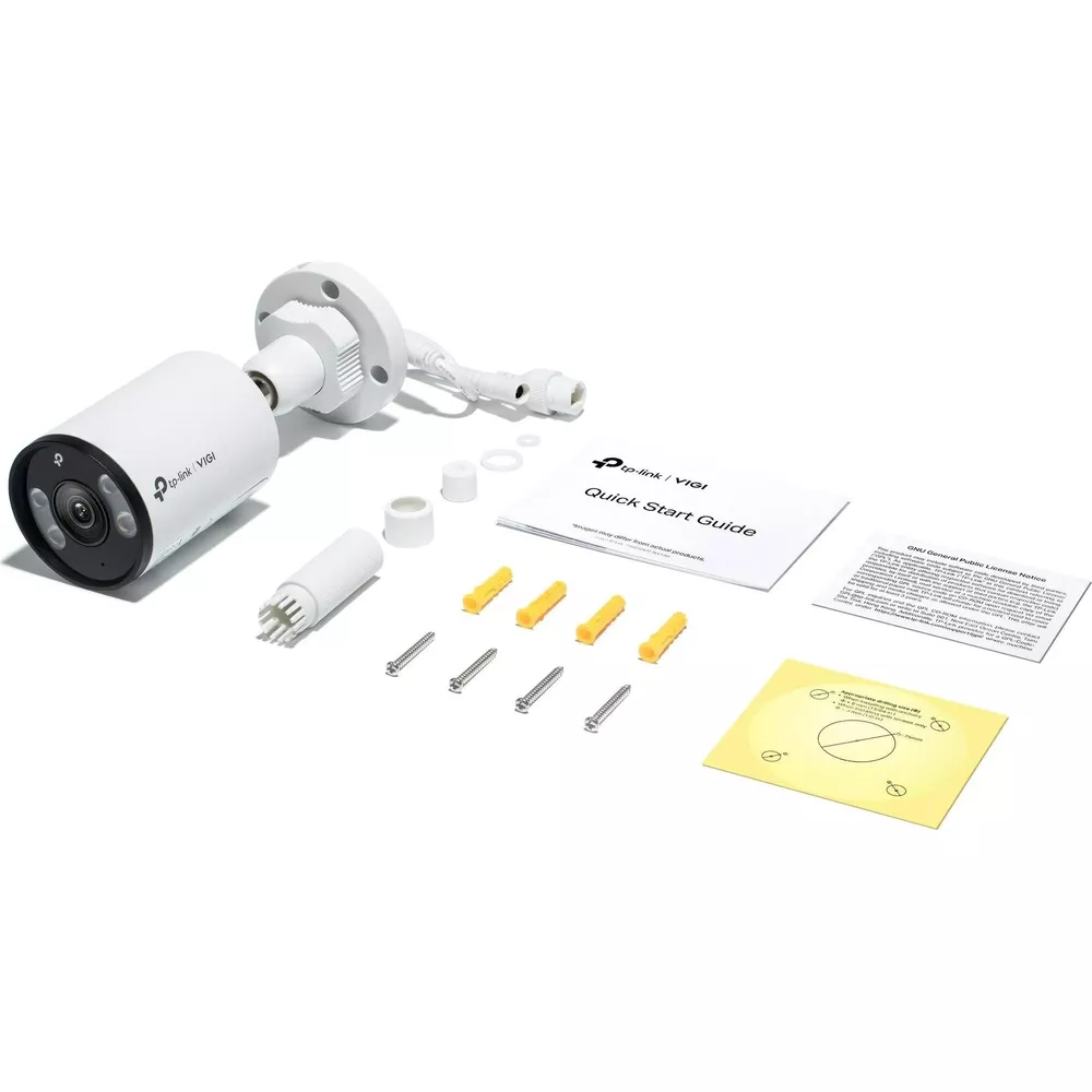 Biała kamera bezpieczeństwa i akcesoria są ułożone na białej powierzchni.