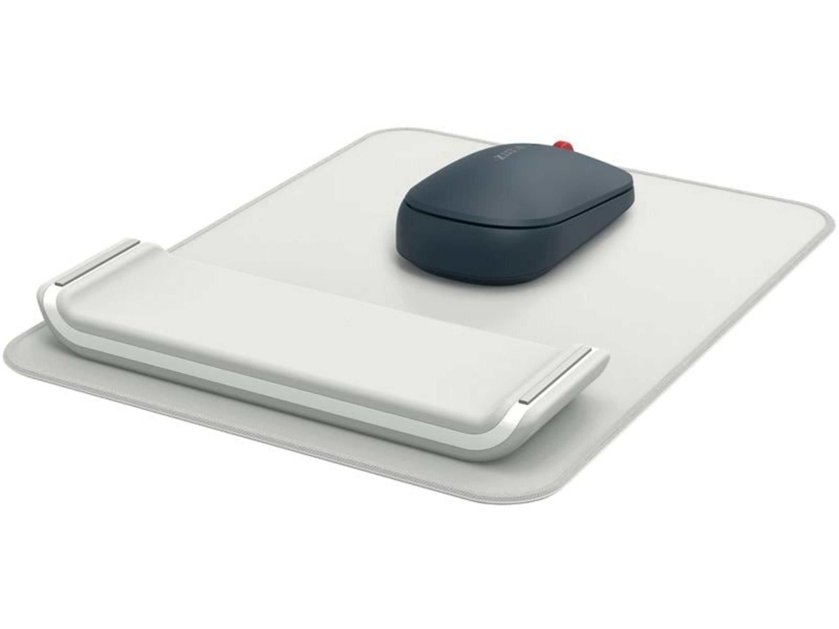 Souris grise et repose-poignet sur un tapis de souris blanc.