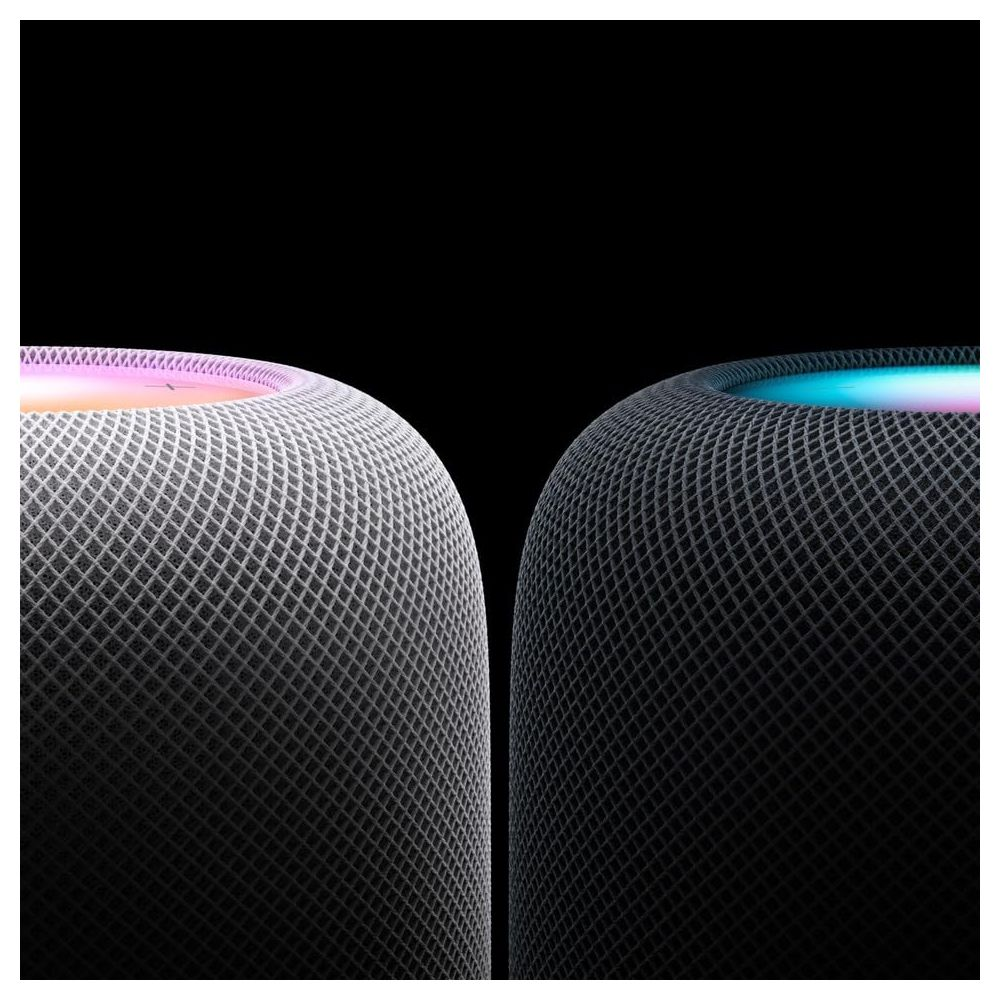 Dwa inteligentne głośniki z podświetlanymi wierzchami na czarnym tle.