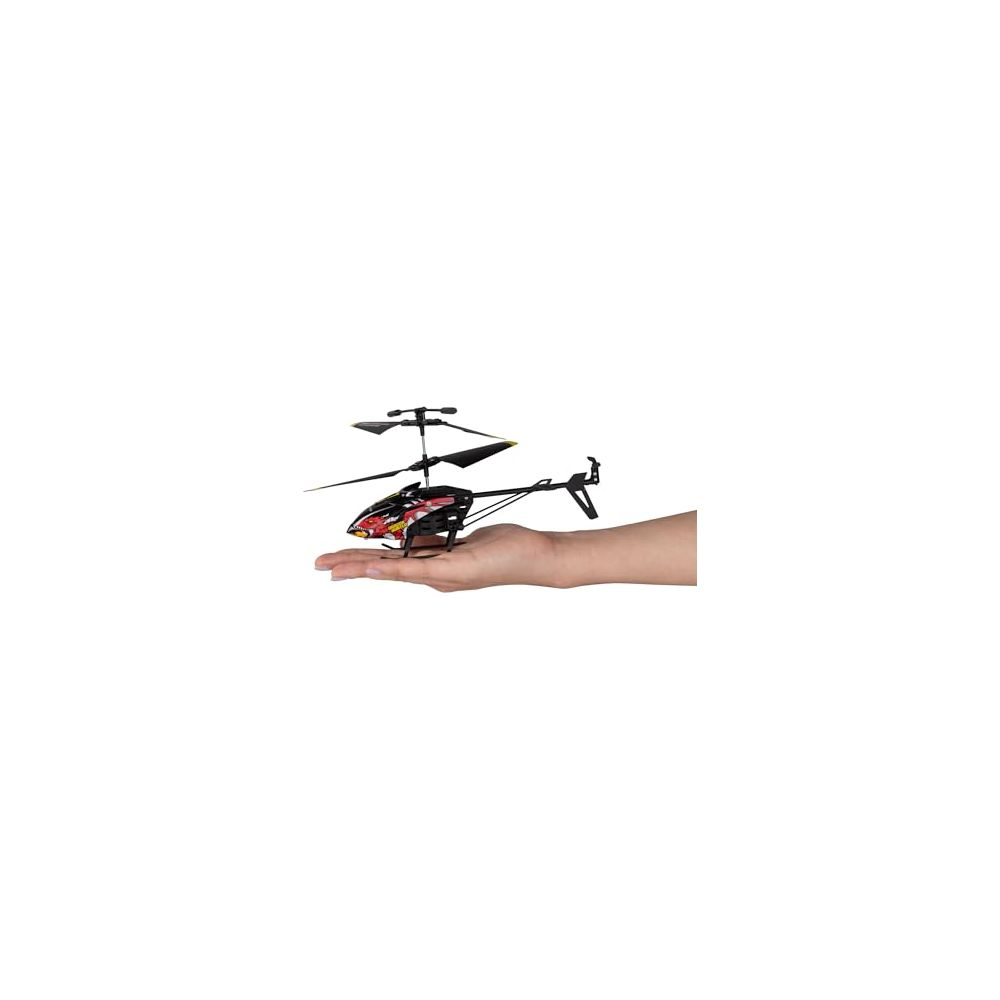 Ein kleiner, schwarzer Spielzeughubschrauber mit roten Akzenten ruht auf einer Hand.