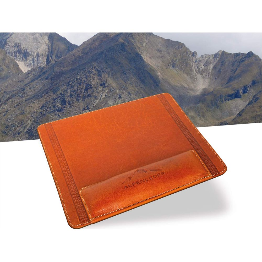 Un tapis de souris en cuir marron avec logo de montagne sur fond blanc et montagnes.