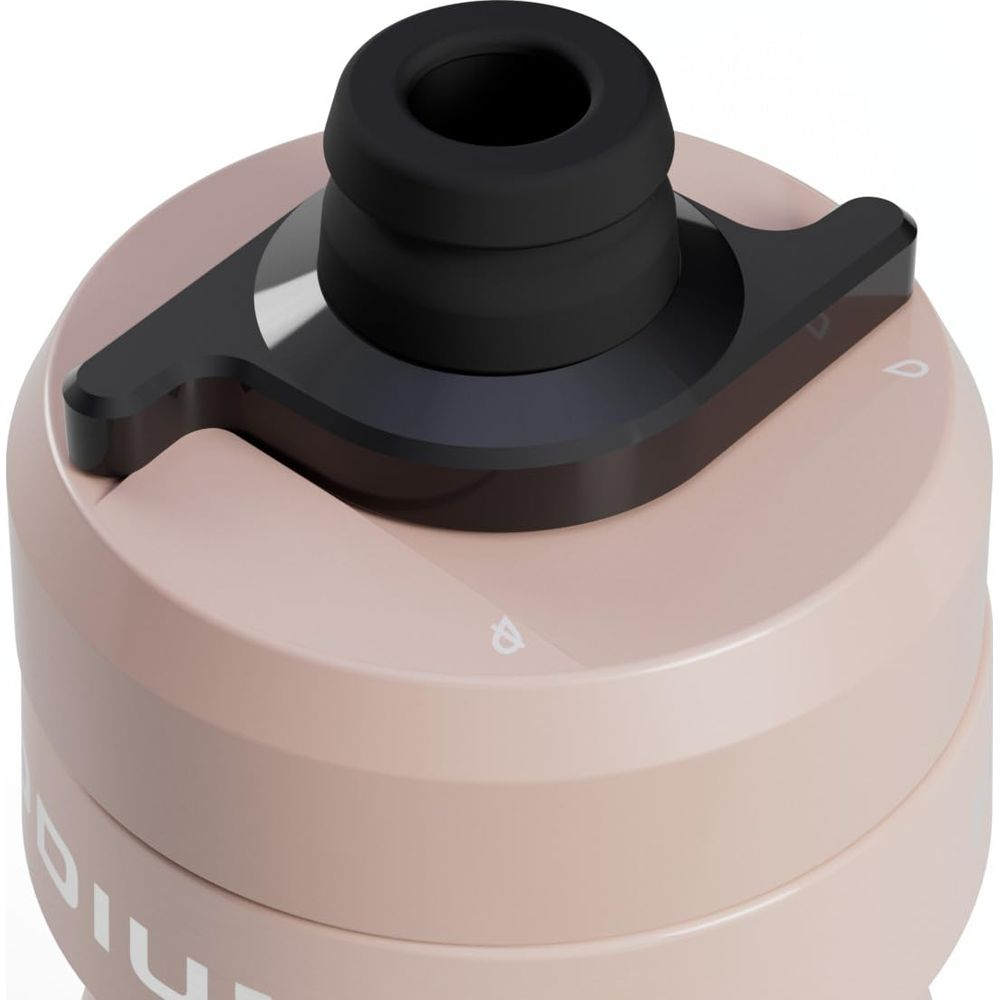 Eine Nahaufnahme des Deckels einer hellrosa Wasserflasche mit schwarzem Mundstück.