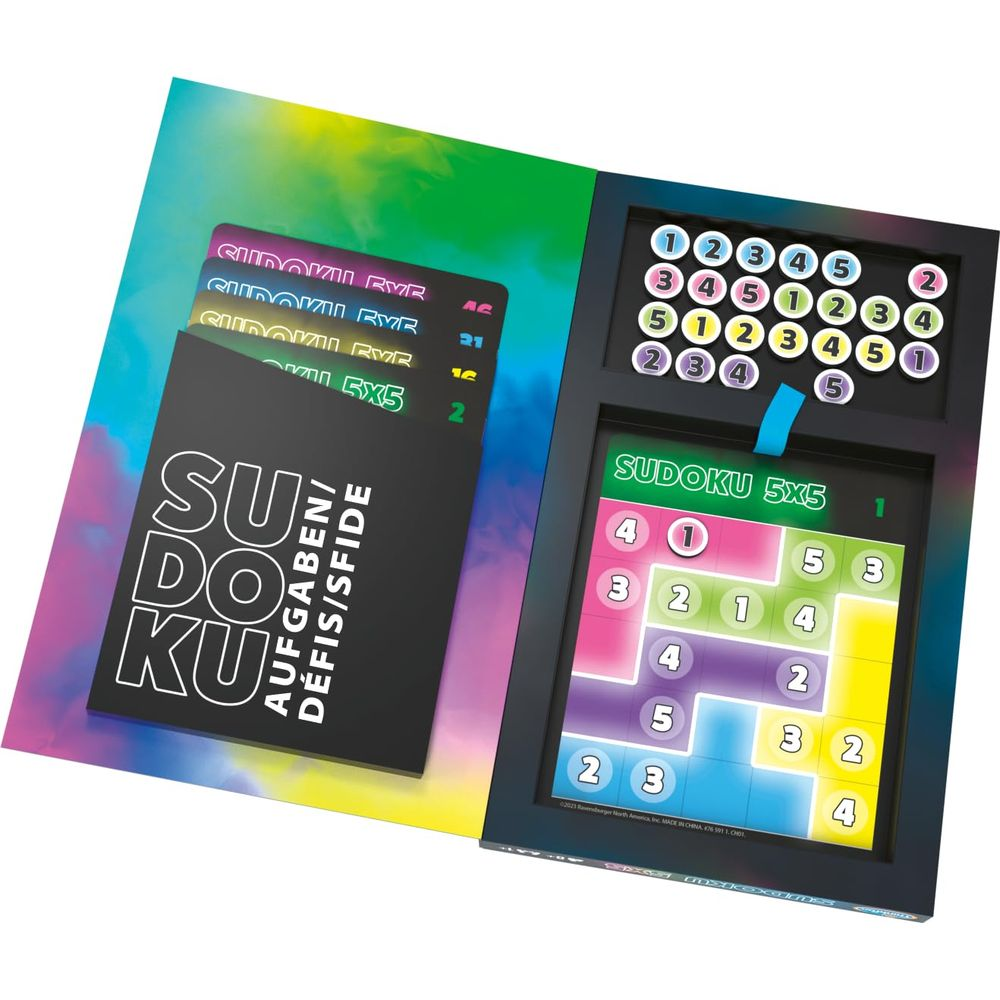 Sudoku 5x5 Spiel mit Zahlenplättchen und Aufgabenkarten in bunten Farben.