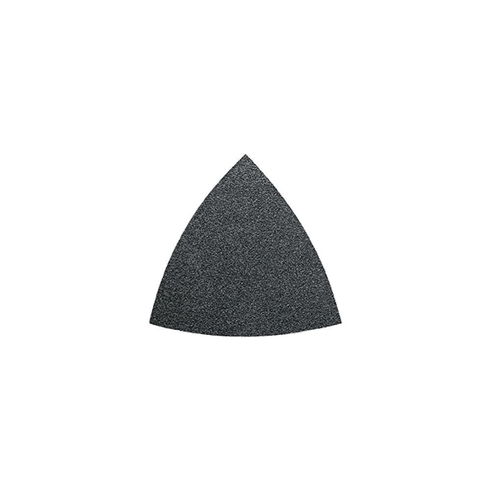 Un foglio di carta vetrata triangolare su sfondo bianco.
