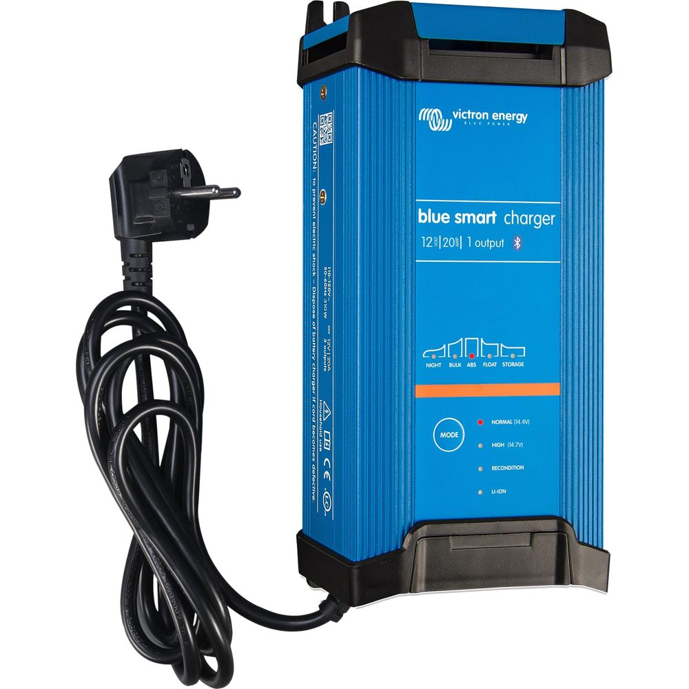 Blauer Victron Energy Blue Smart Ladegerät mit schwarzem Kabel und Stecker.