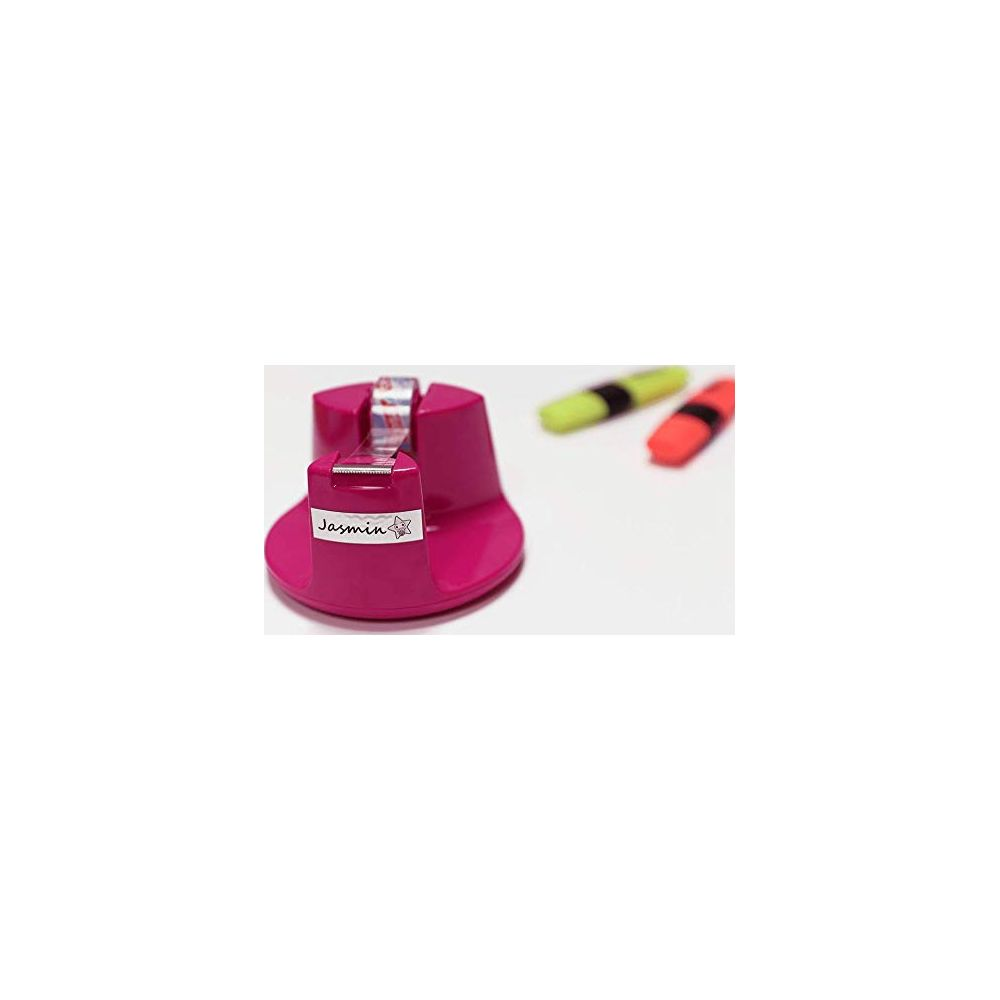 Un dispenser di nastro adesivo rosa con etichetta 'Jasmin', accanto a evidenziatori verdi e rossi.