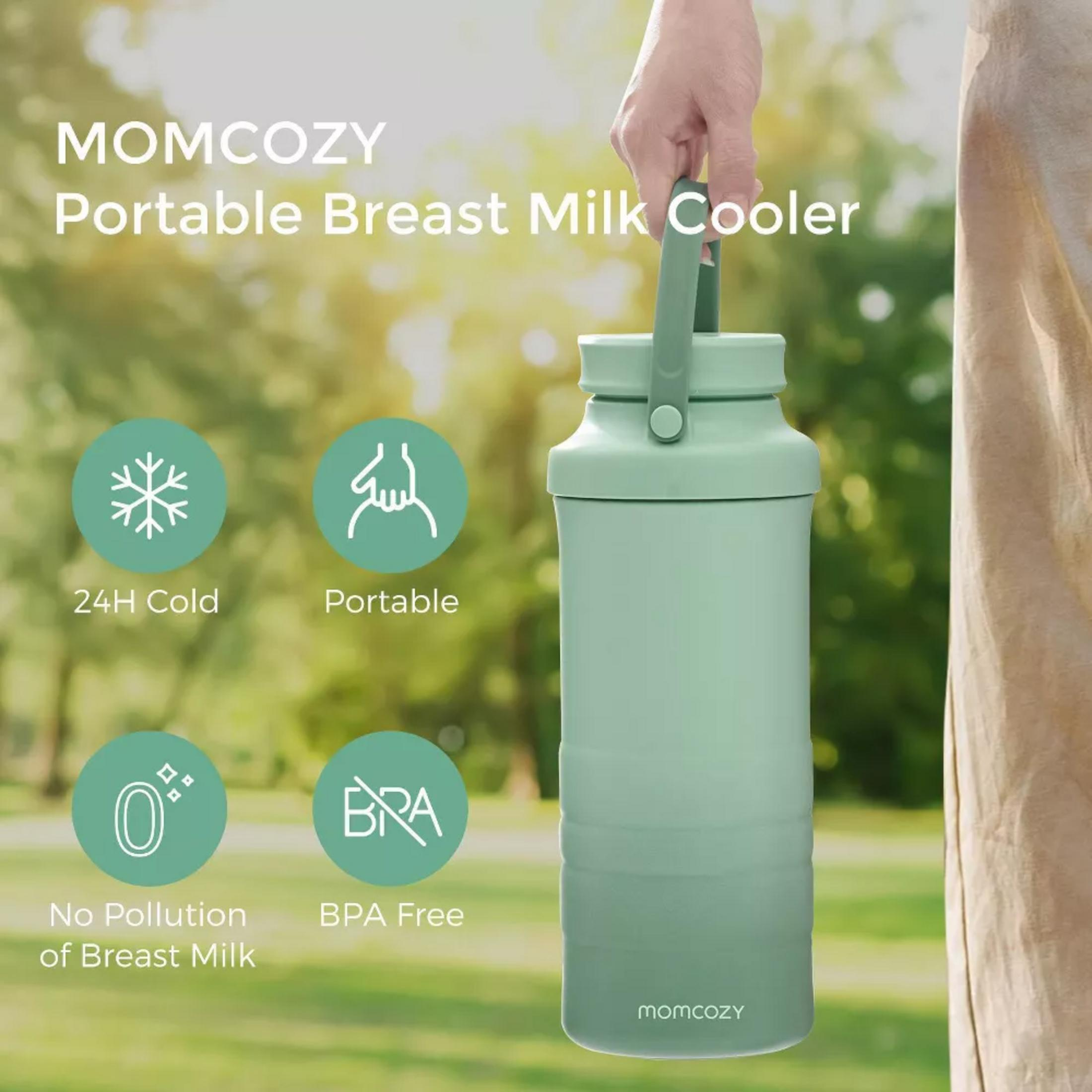 Una persona sostiene un enfriador de leche materna MOMCOZY verde al aire libre.