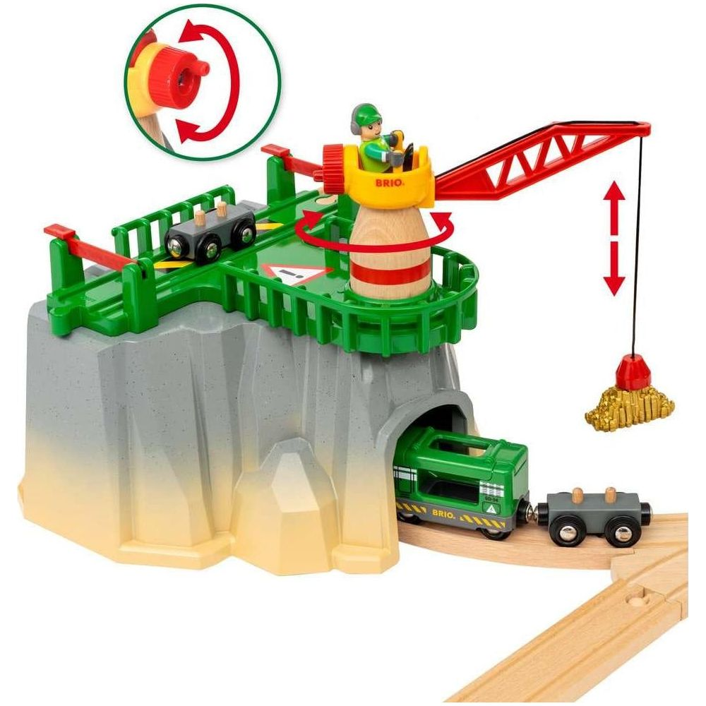 Brio Zugset mit Kran, Figur und goldenen Klumpen.