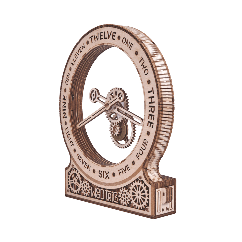 Une horloge de bureau en bois avec engrenages et chiffres romains.