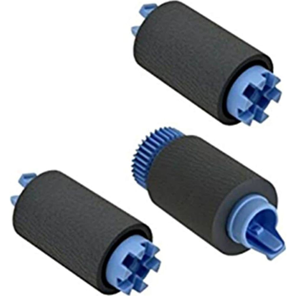 Trzy czarne rolki z niebieskimi zębatkami i uchwytami na białym tle.